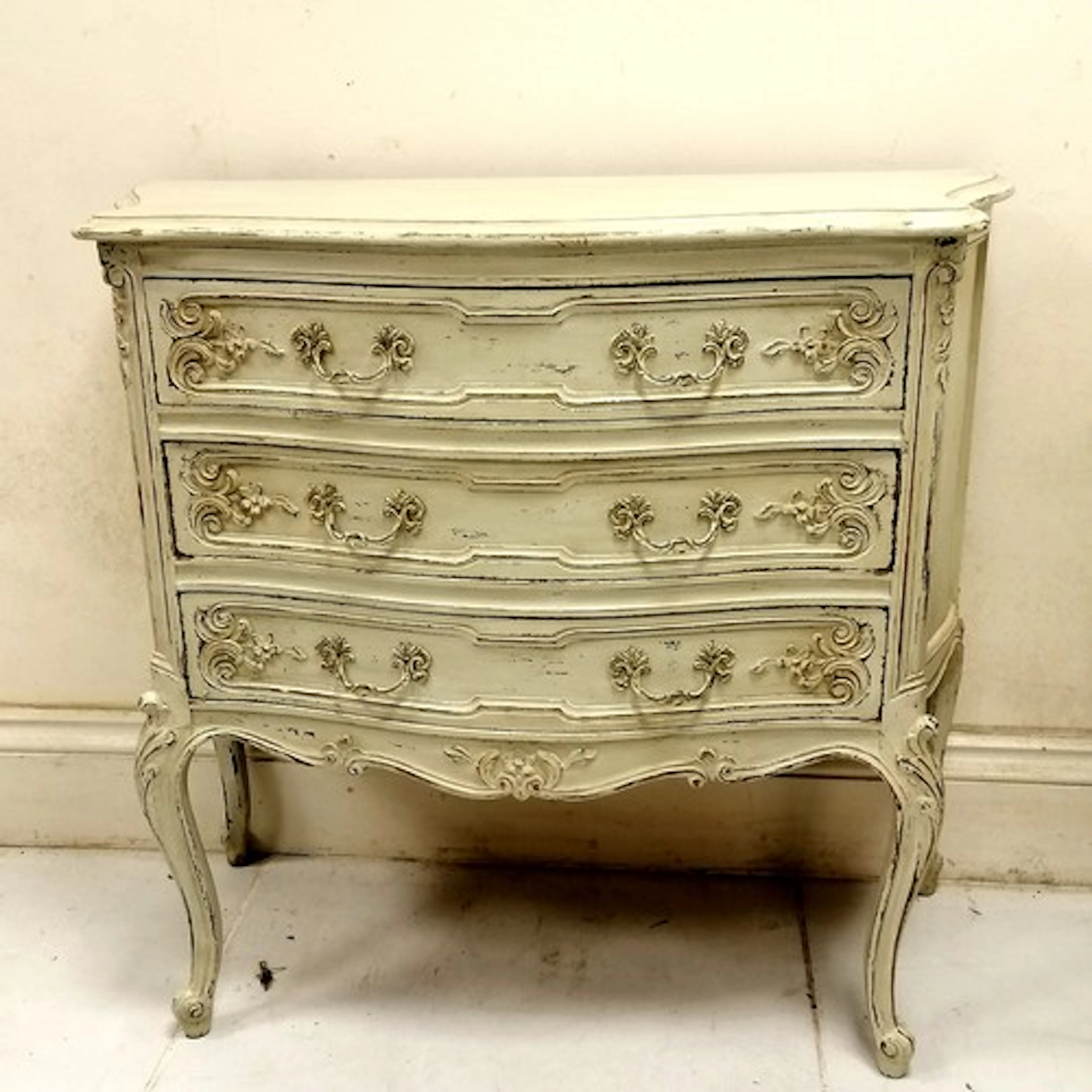 Continental painted 3 drawer cabinet on Queen Anne legs 85cm...