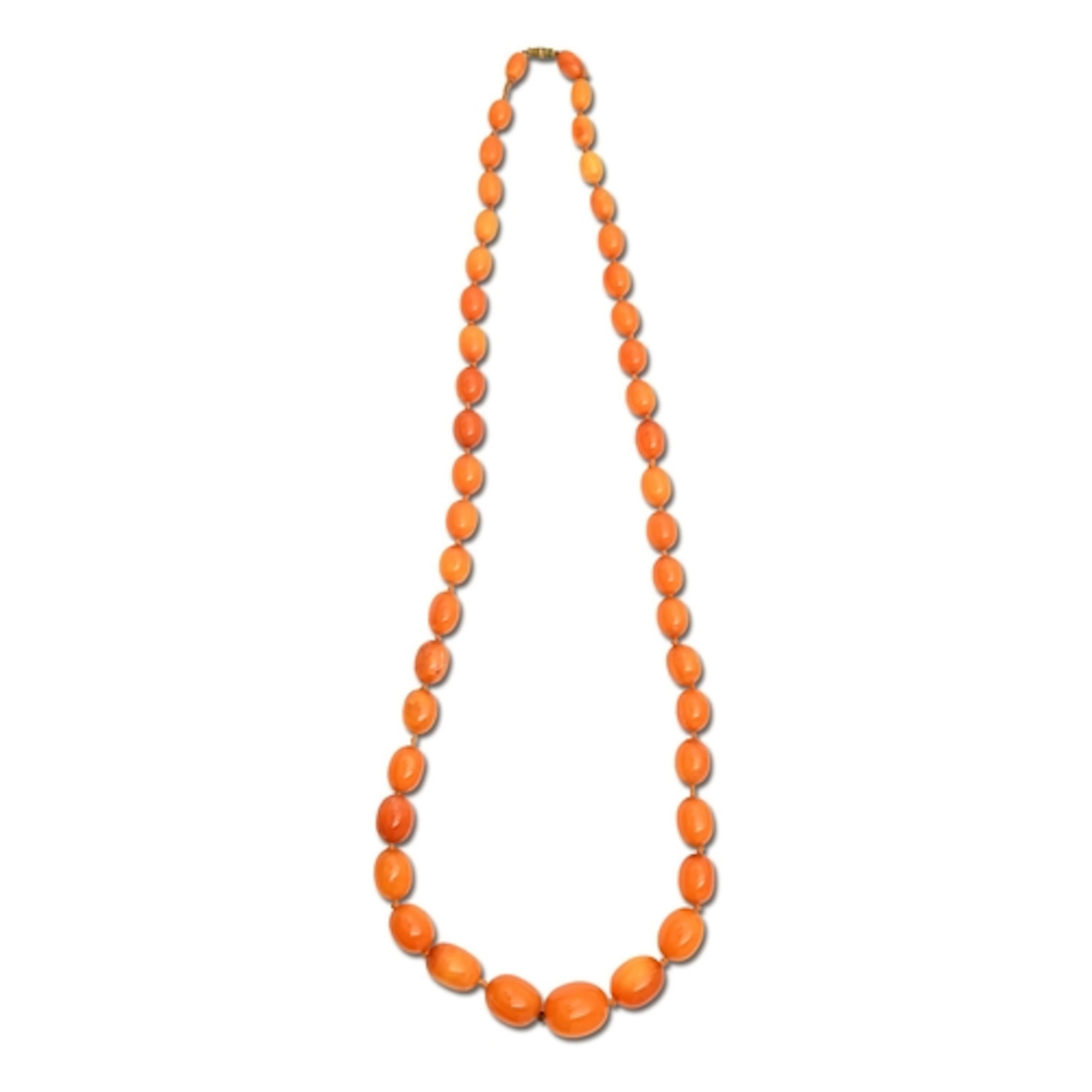 A necklace of amber beads, 102g