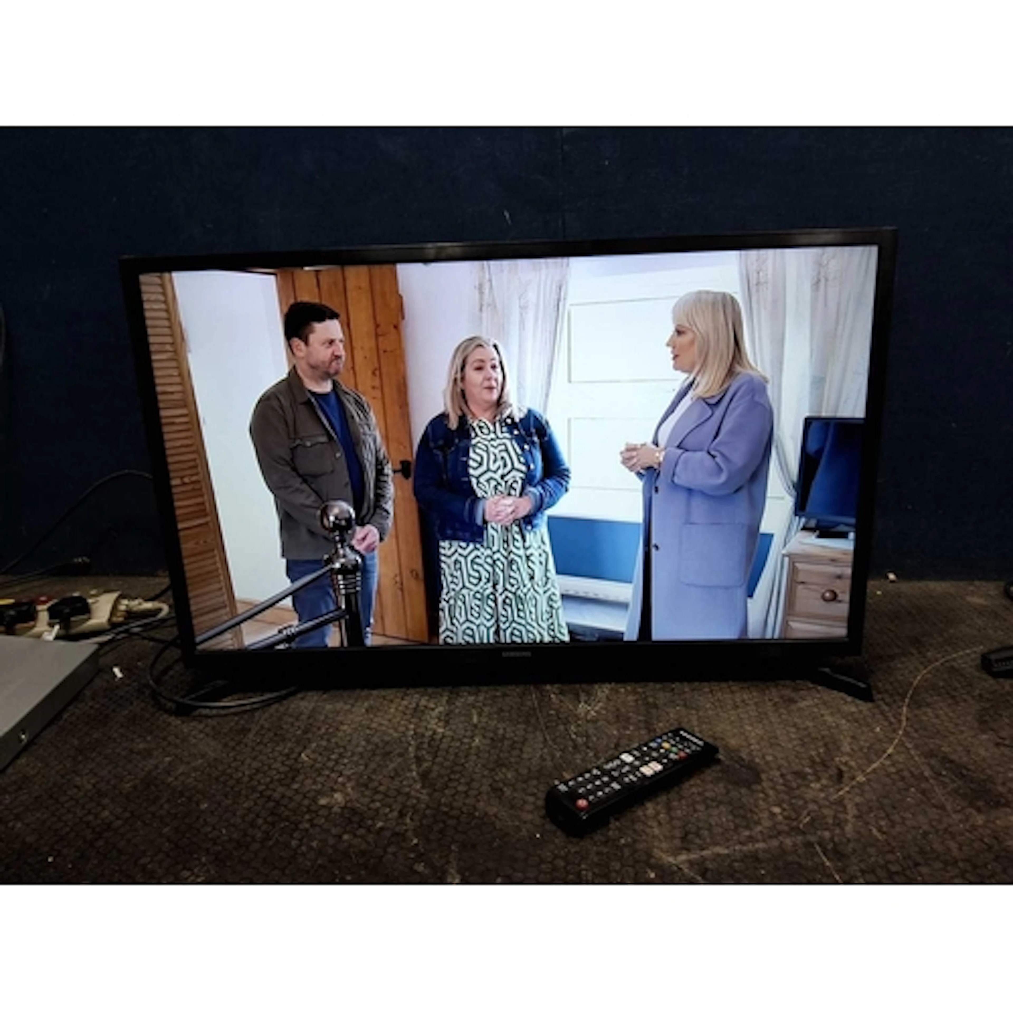 A SAMSUNG UE32T4300AK 32in SMART TV with remote (PAT passed ...