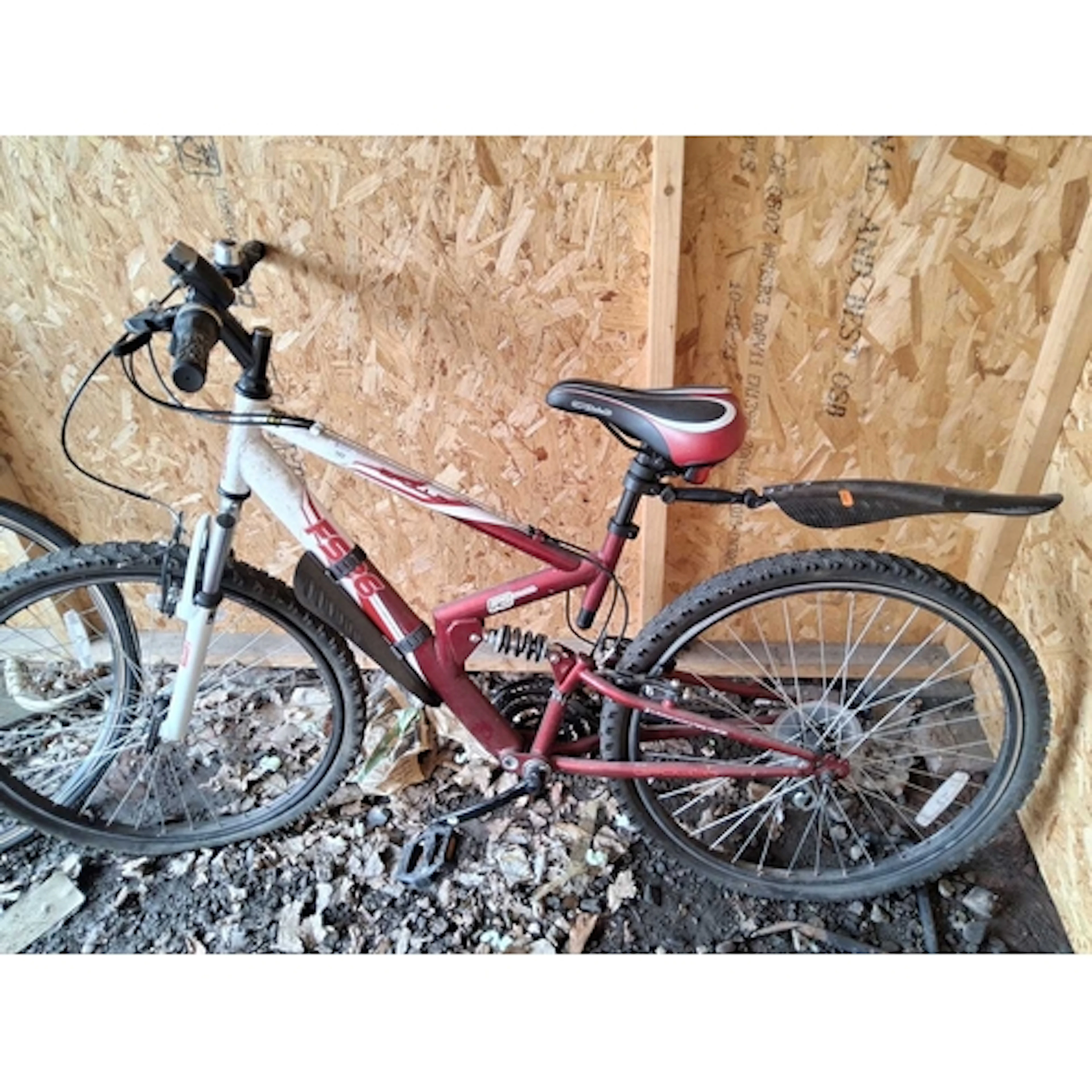 AN APOLLO FS26 FULL SUSPENSION BIKE, with an 18'' frame...