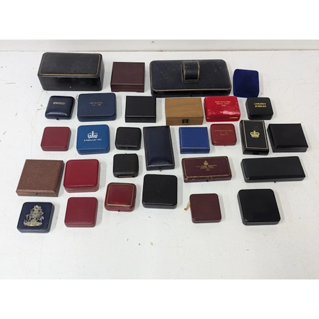 A group of jewellery, coins, medals and silver boxes Locatio...