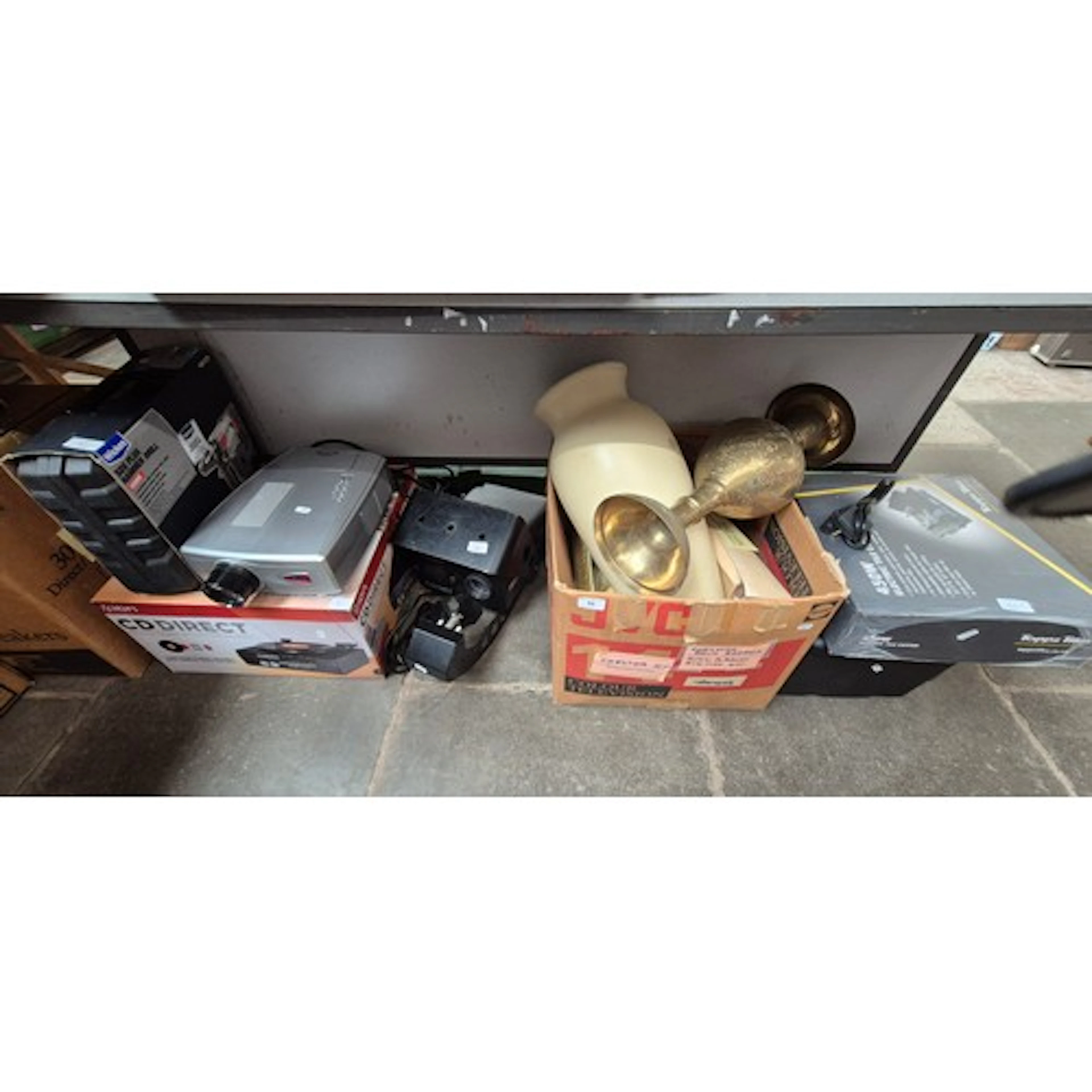 A mixed lot to include an electric tile cutter (unopened), a...