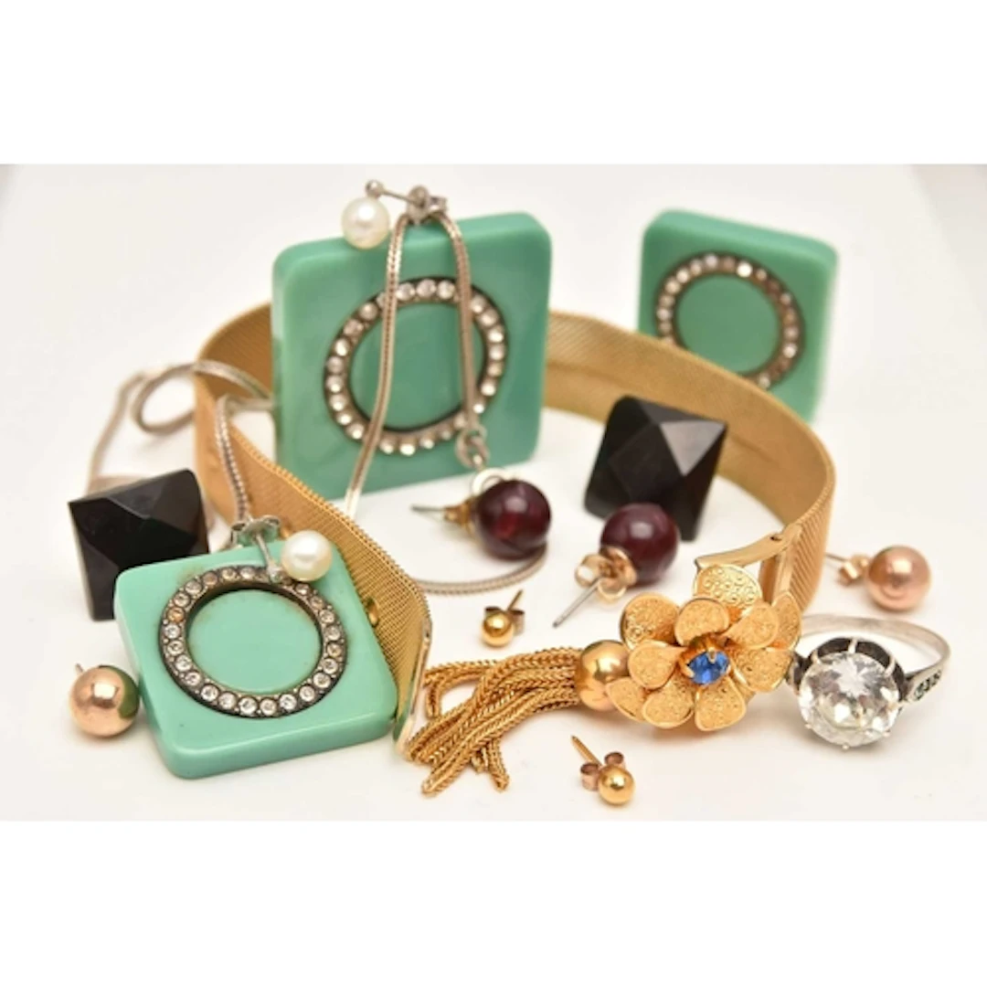 AN ASSORTMENT OF JEWELLERY, to include a pair of 9ct white g...