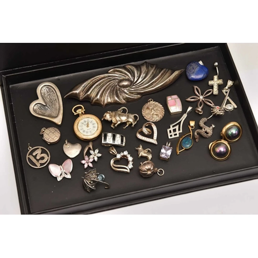 A SMALL BOX OF ASSORTED JEWELLERY, to include various white ...