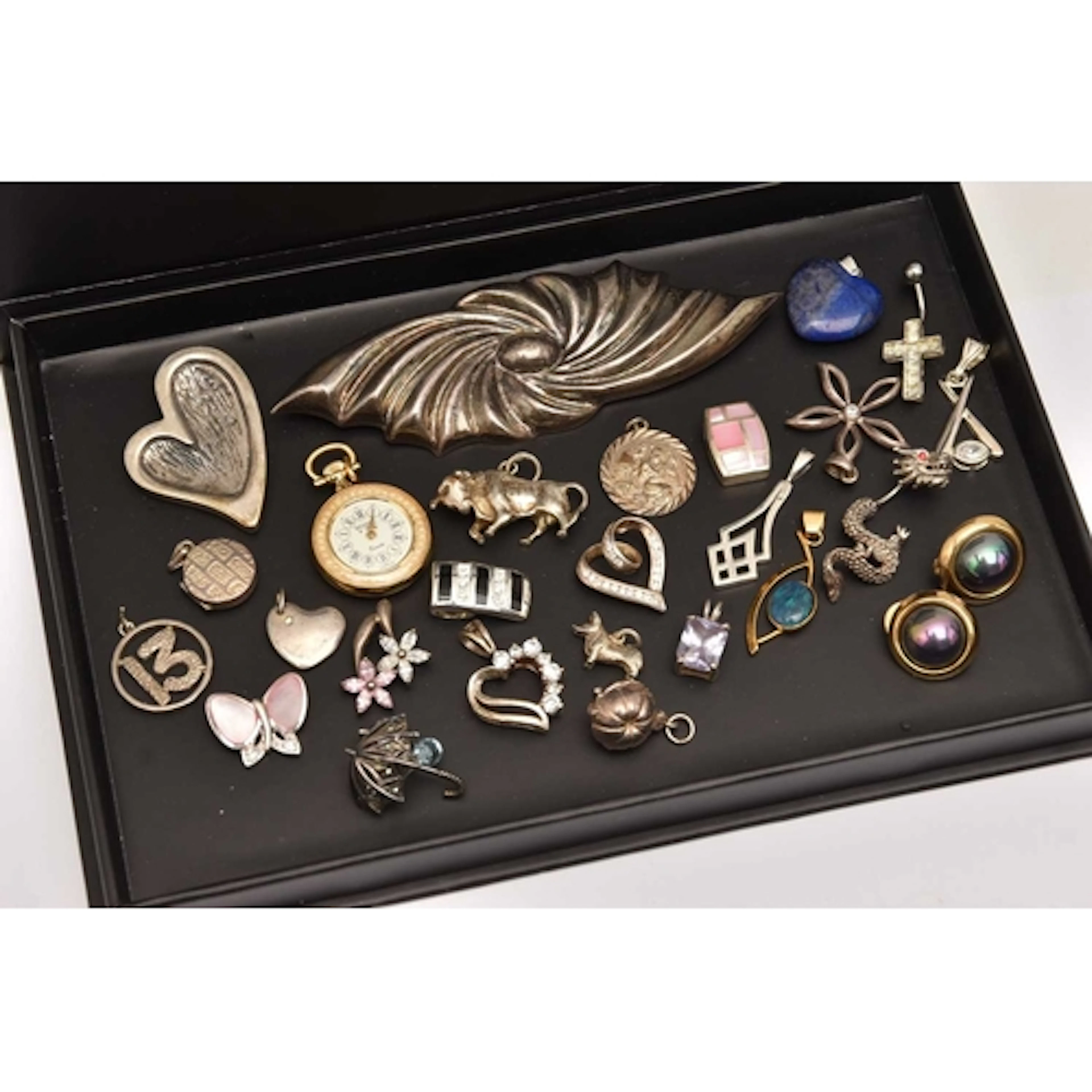 A SMALL BOX OF ASSORTED JEWELLERY, to include various white ...