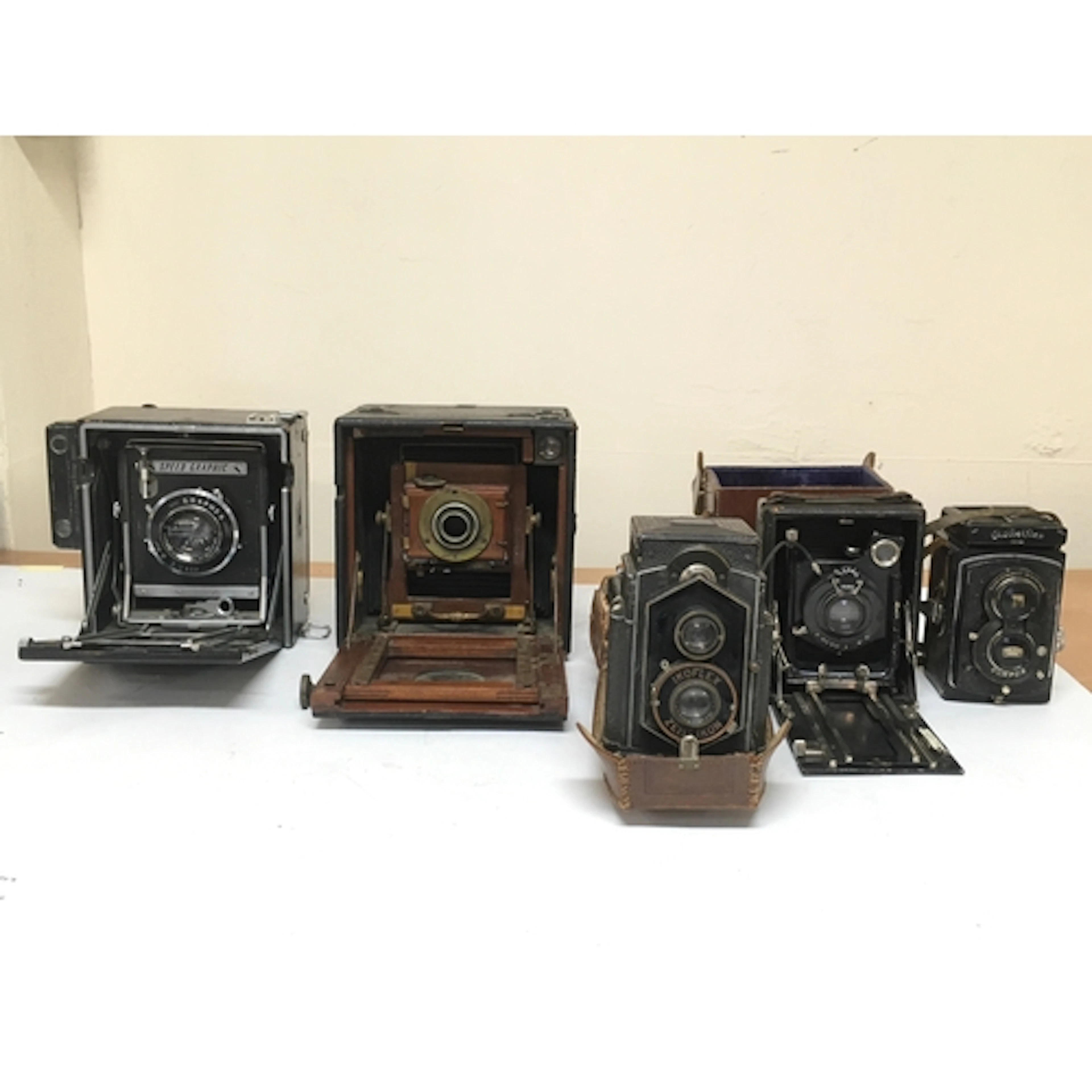 6 Period cameras. 2 Ikoflex Zeiss Ikons, including hol...