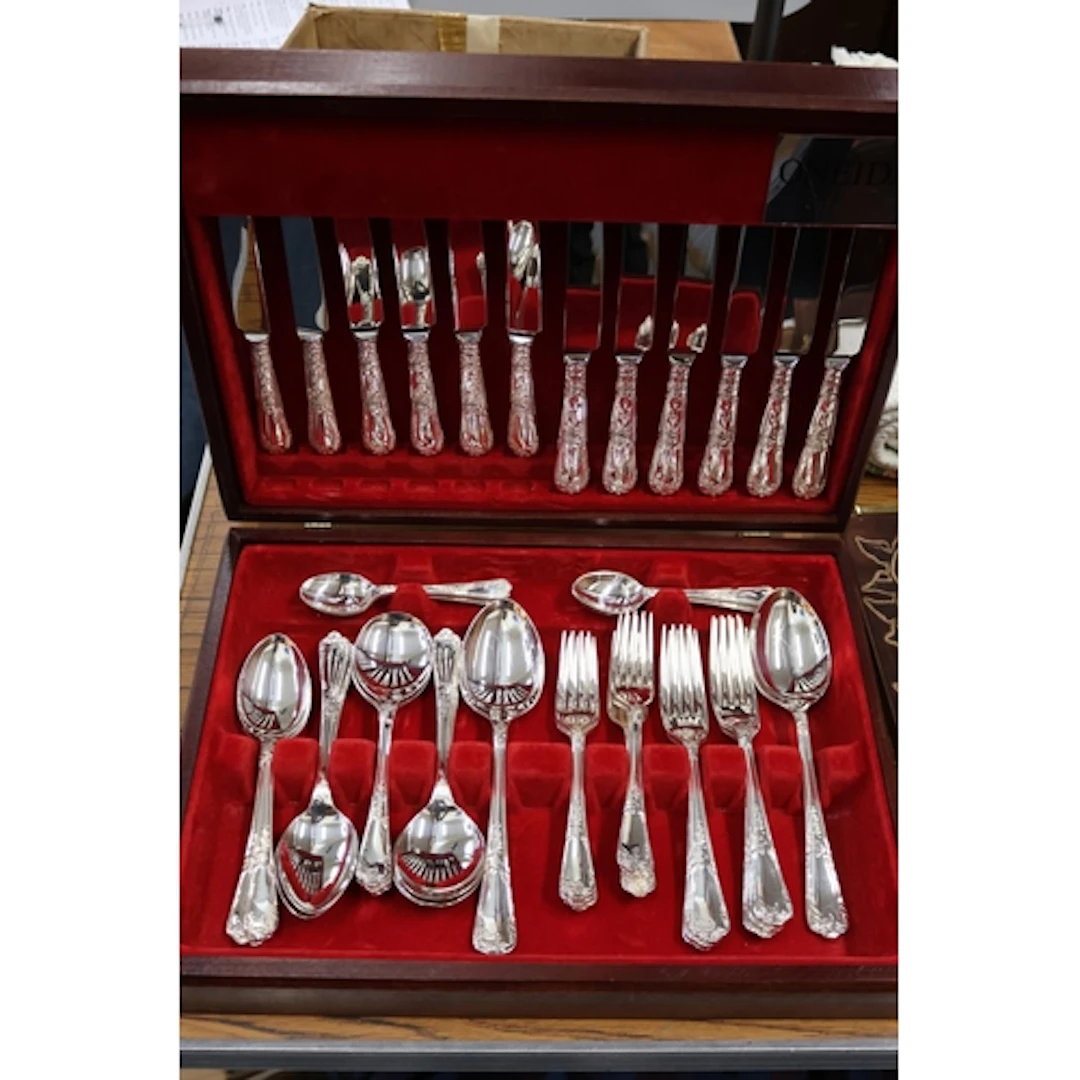 Oneida silver plated canteen of cutlery.