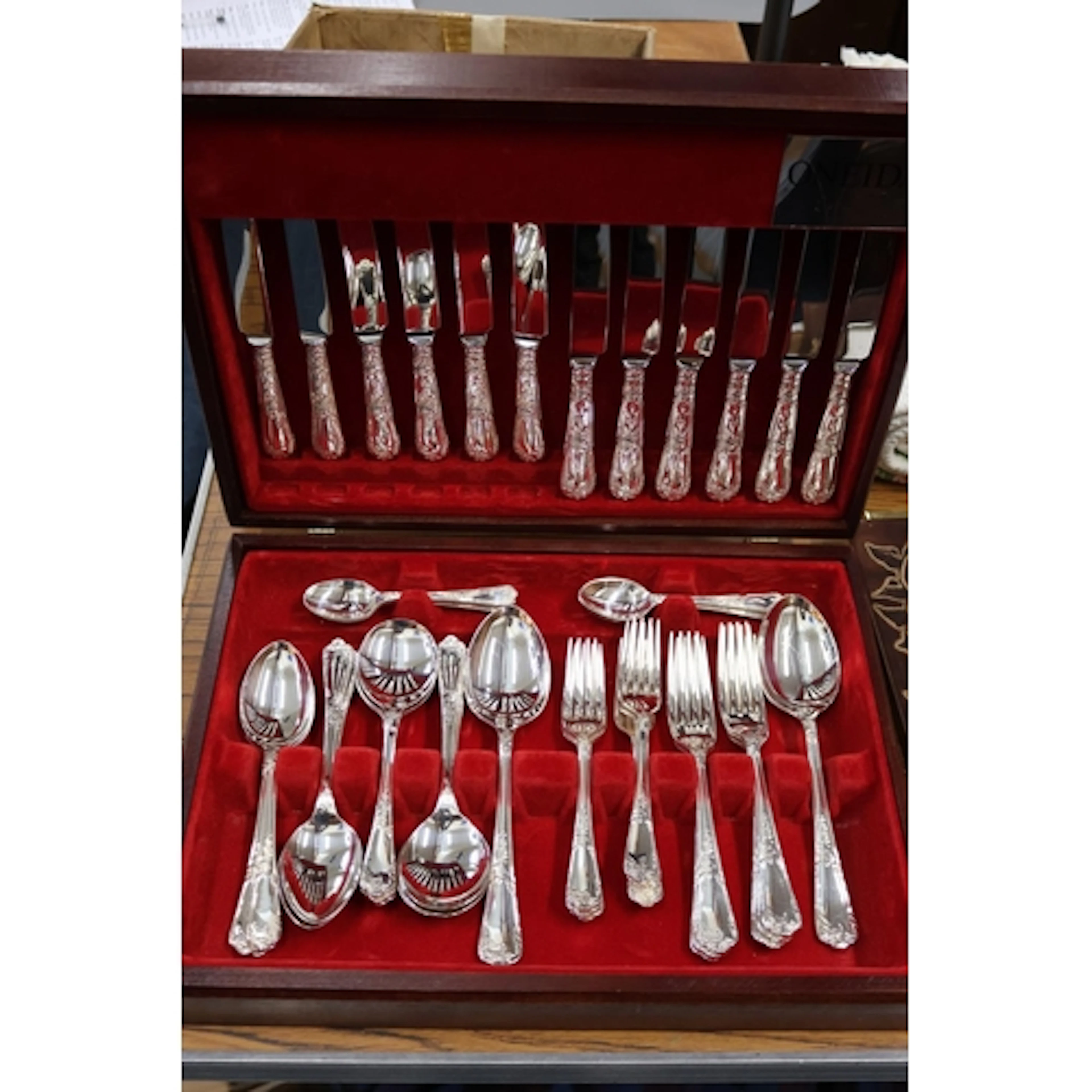 Oneida silver plated canteen of cutlery.