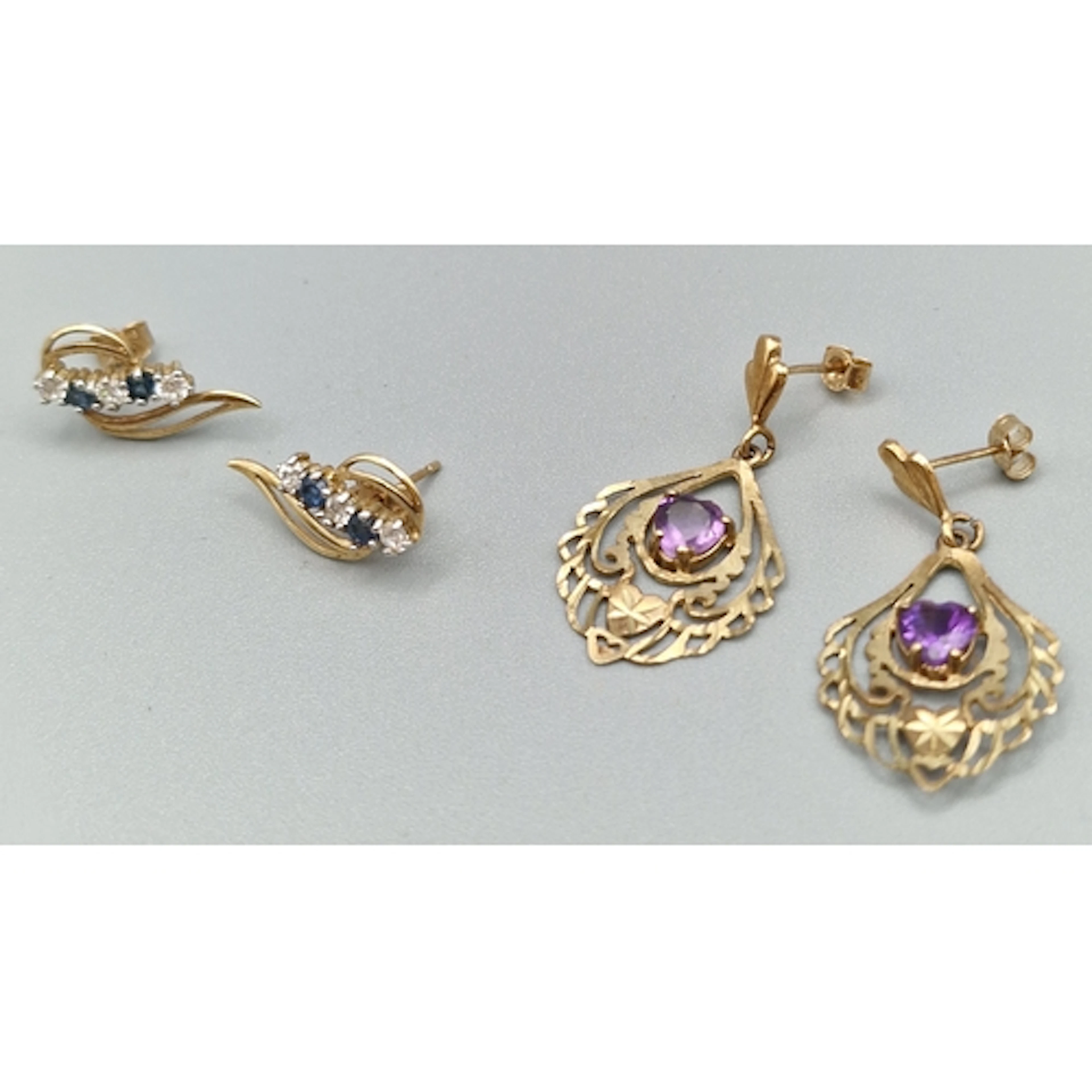 Two pairs of 9ct gold floral design earrings. 3.1g approx. (...