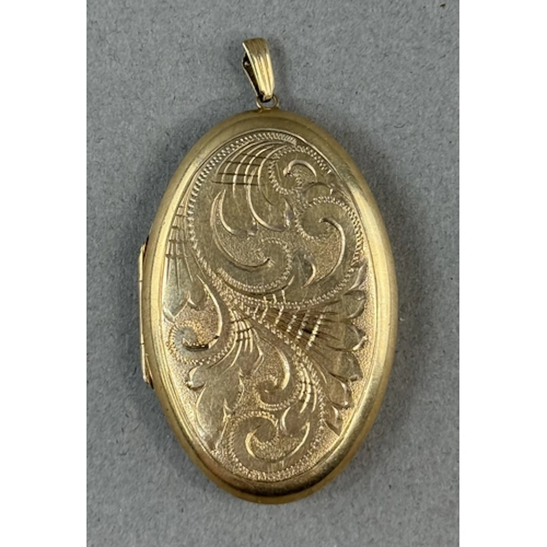 Jewellery: a 9ct yellow gold oval locket, Birmingham 1972, t...