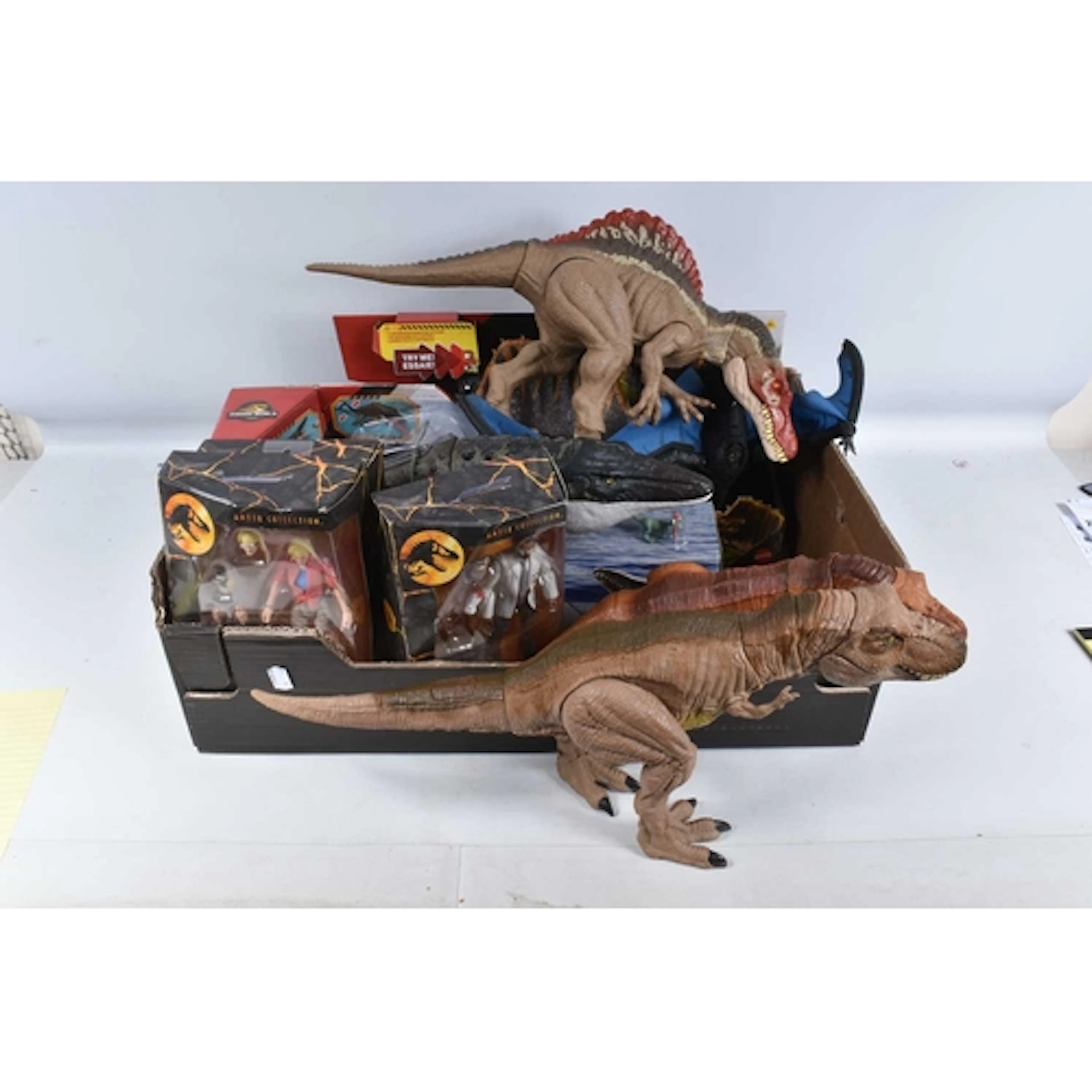 A TRAY OF BOXED AND UNBOXED JURASSIC PARK FIGURES, including...