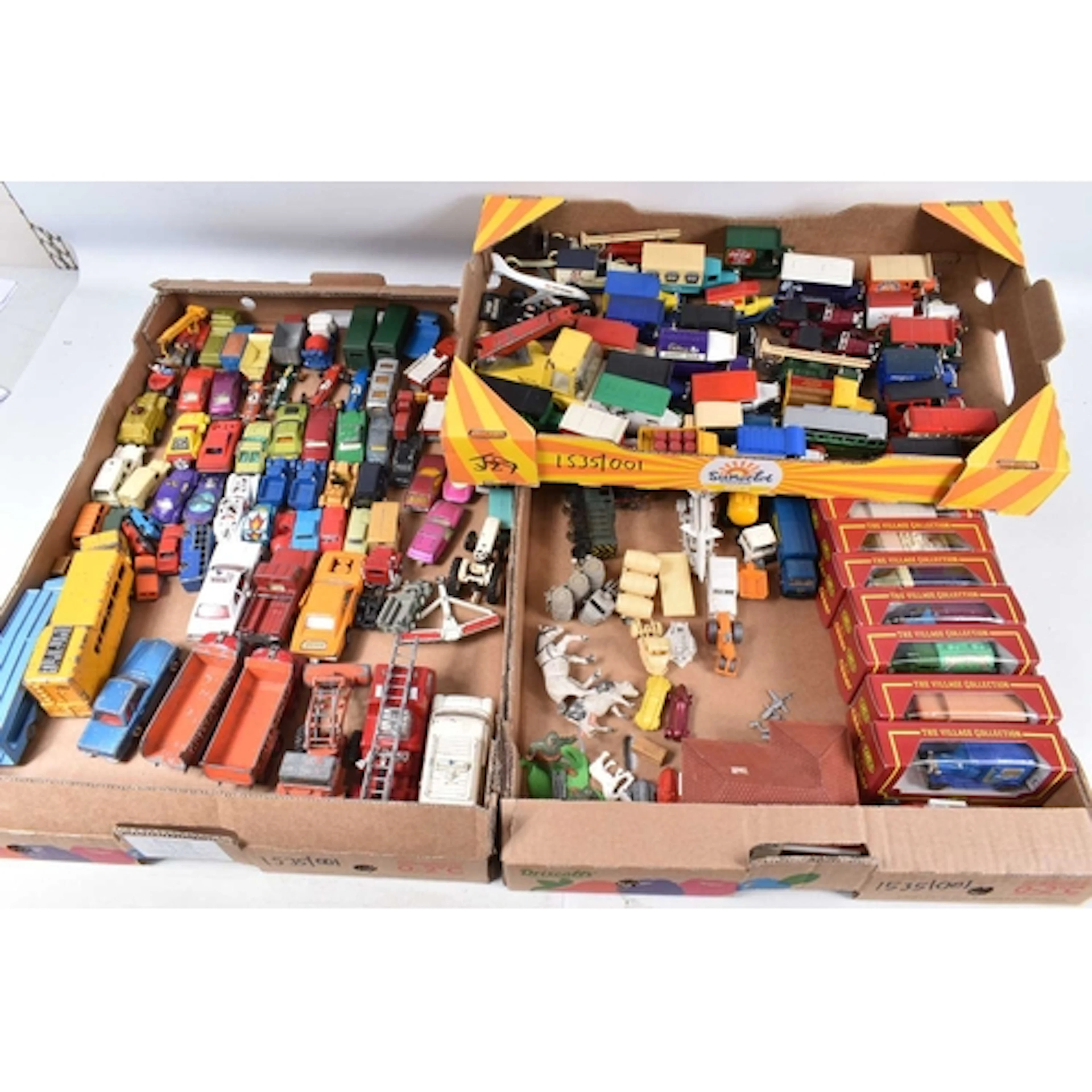 A QUANTITY OF BOXED AND UNBOXED DIECAST AND PLASTIC VEHICLES...