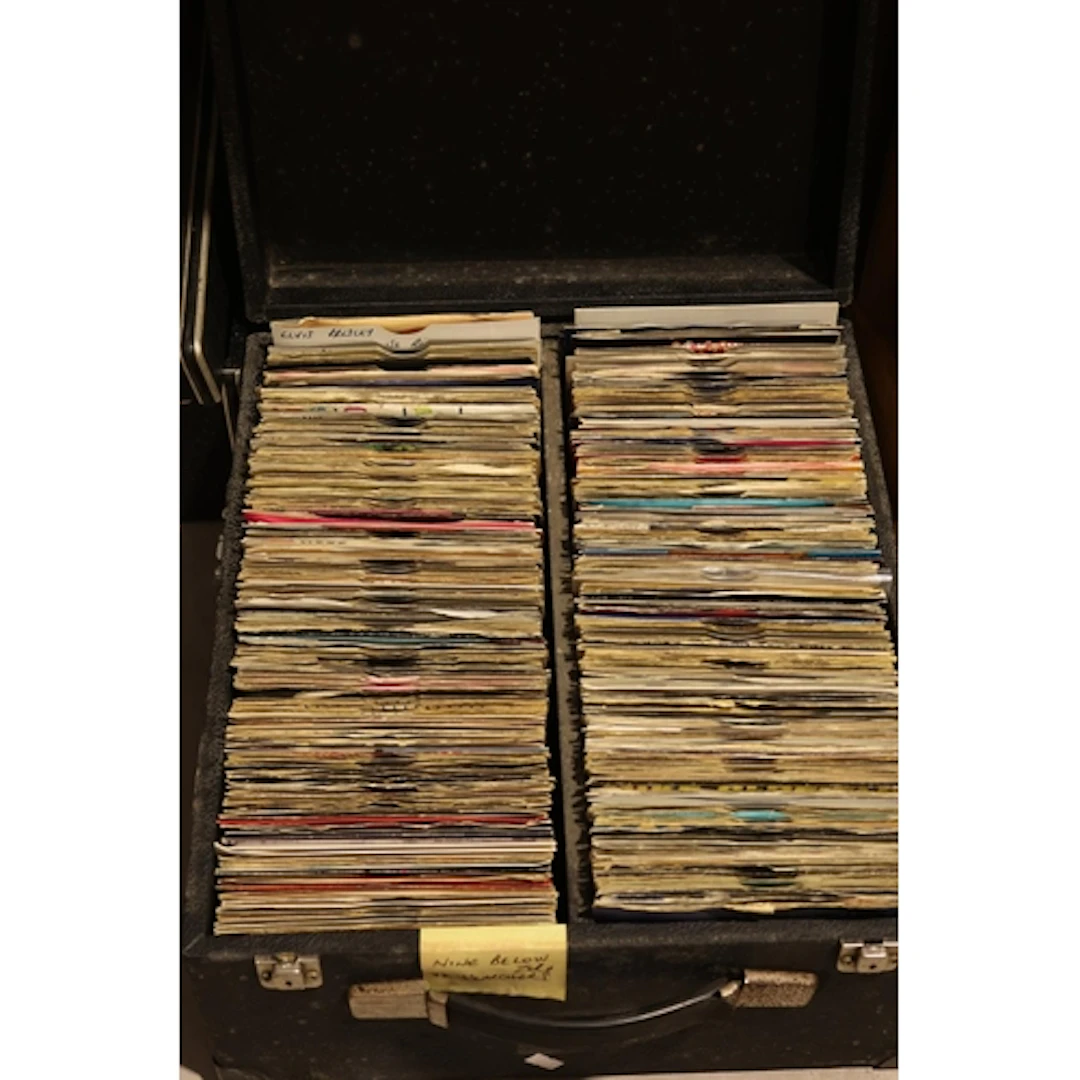 Box of mixed singles held within a music case (over 200)