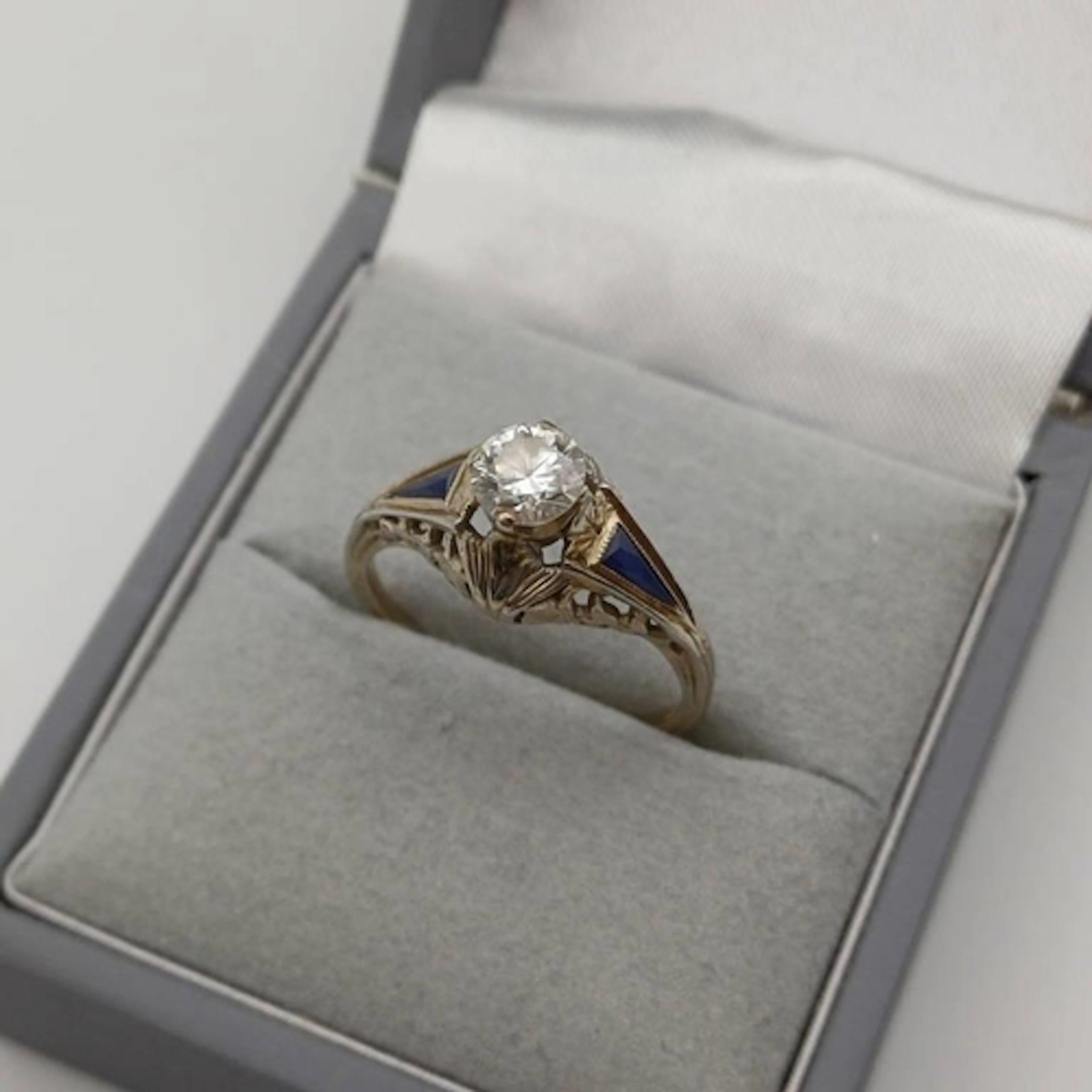 ART DECO STYLE 18CT GOLD DIAMOND SET RING, THE BRILLIANT CUT...