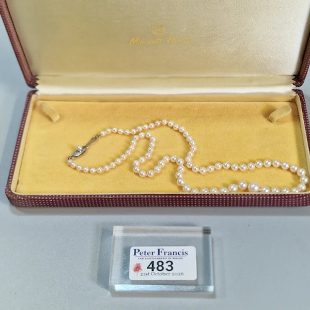 Mikimoto, graduated pearl necklace in 'Mikimoto Pearls' box....