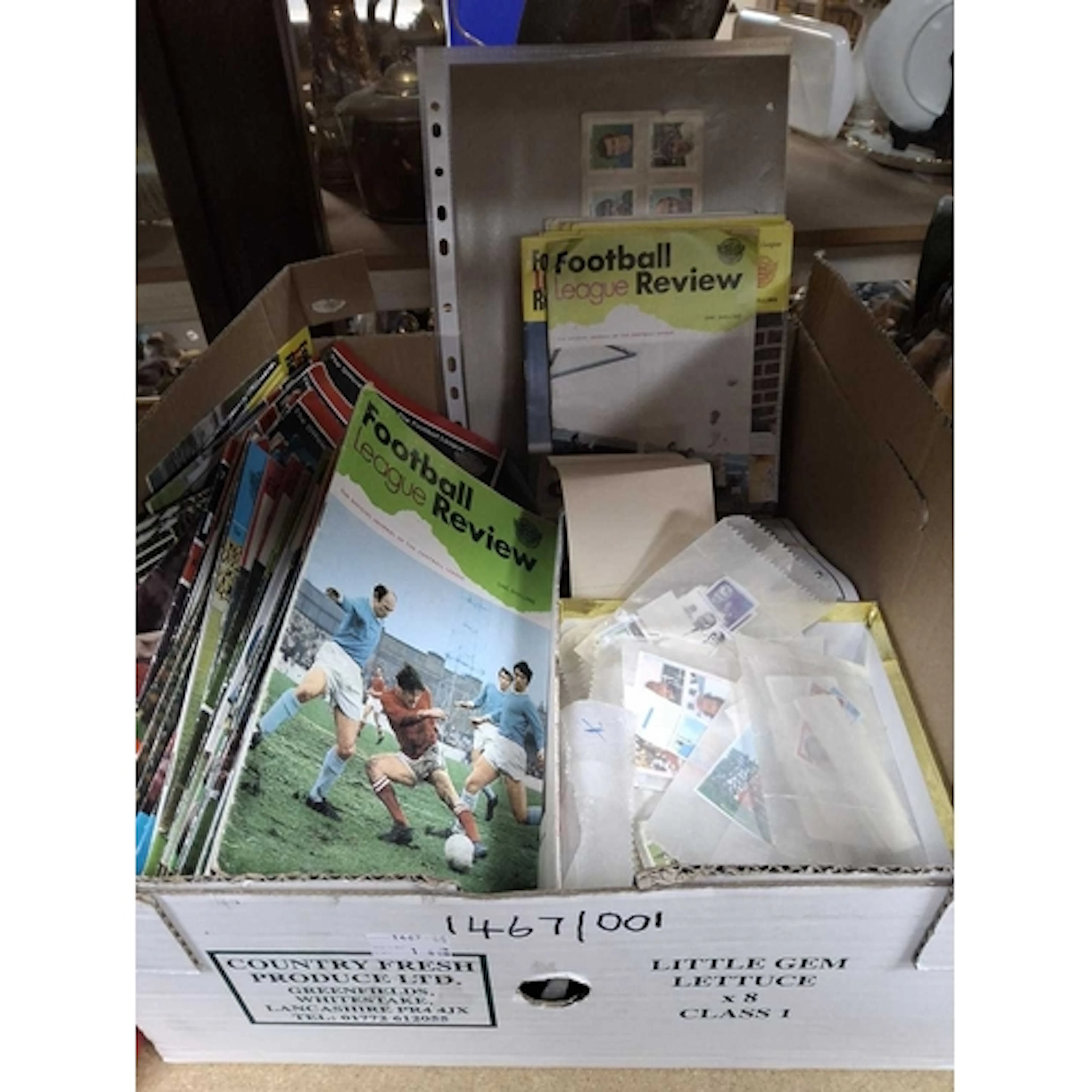 A QUANTITY OF 1960'S & 1970'S FOOTBALL TRADE CARDS AND E...