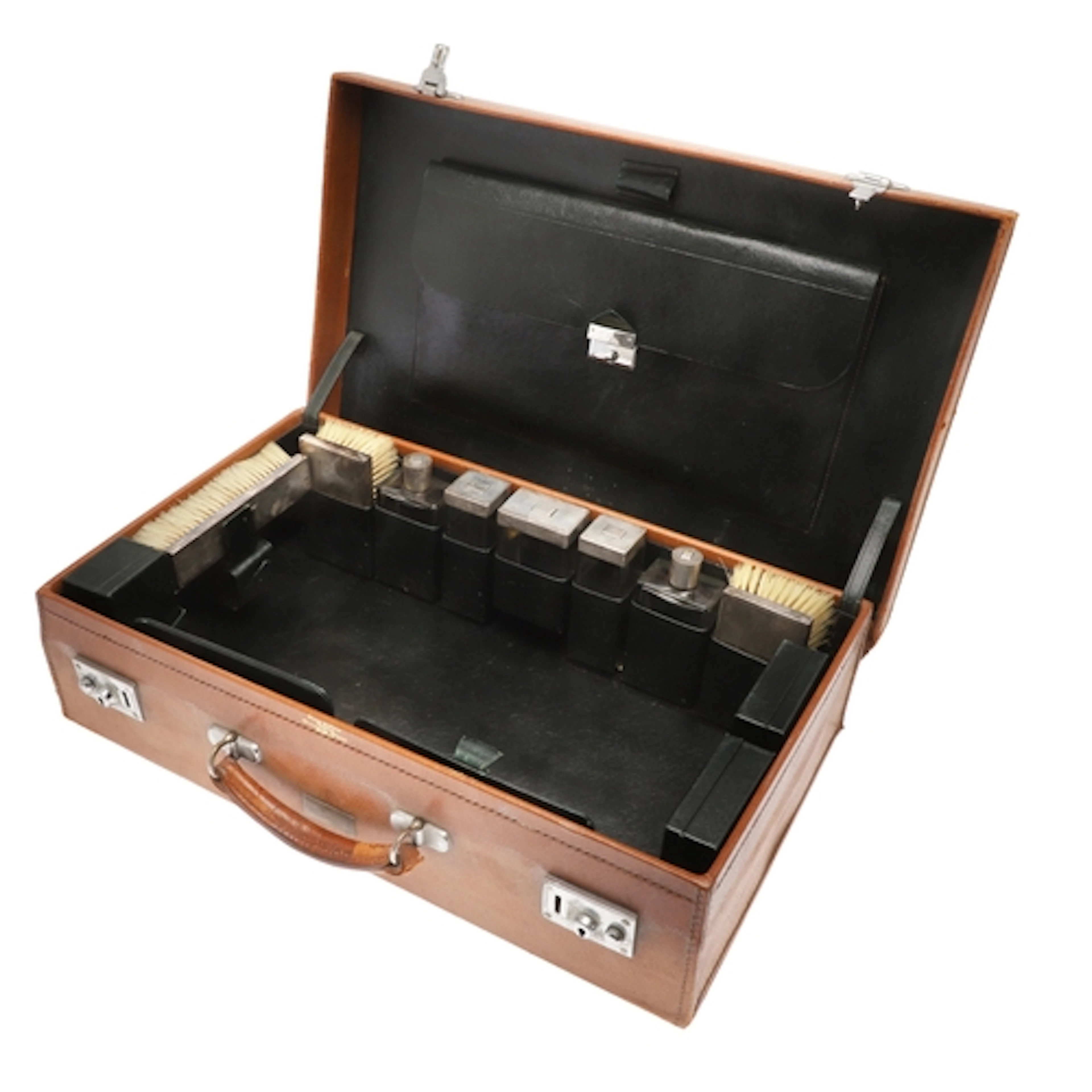AN EARLY 20TH CENTURY GENTLEMANS LEATHER TRAVEL CASE. The br...