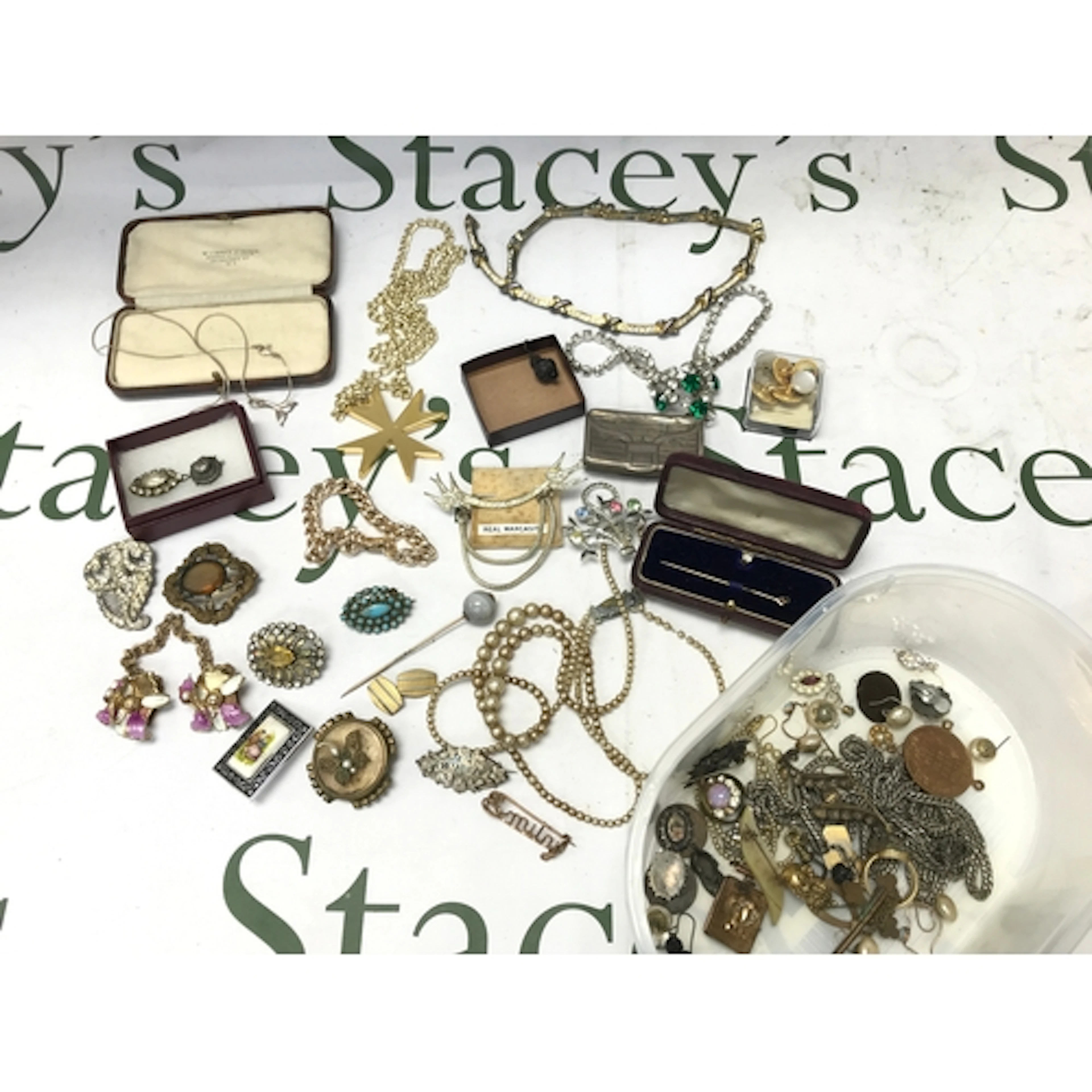 A quantity of vintage dress jewellery to include silvers, bo...