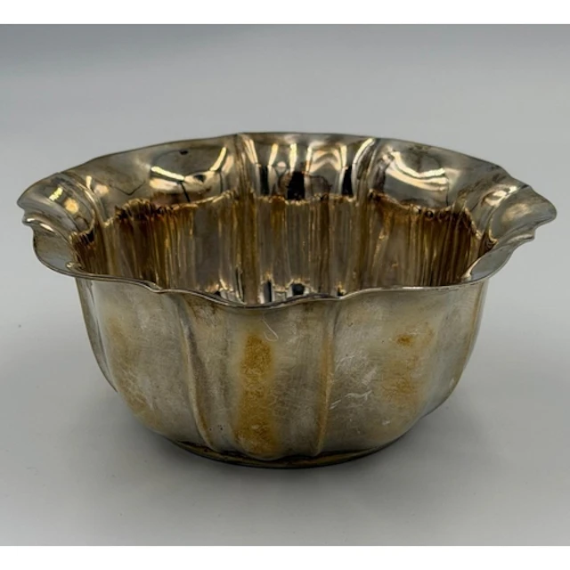 A silver fluted bowl, hallmarked for Sheffield 1901 by Henry...