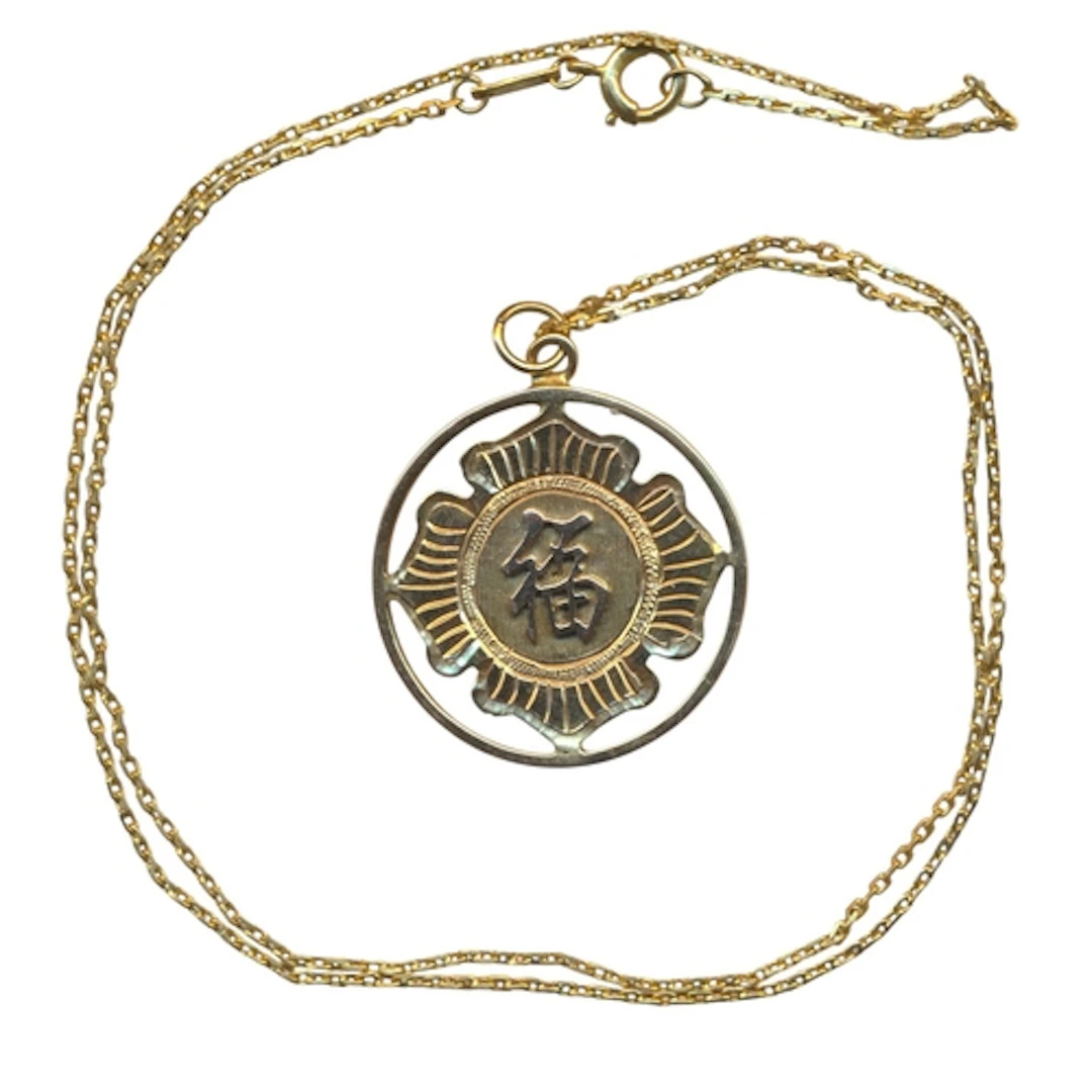 14ct pendant and chain with flower design. weight 4.84g. (Y)