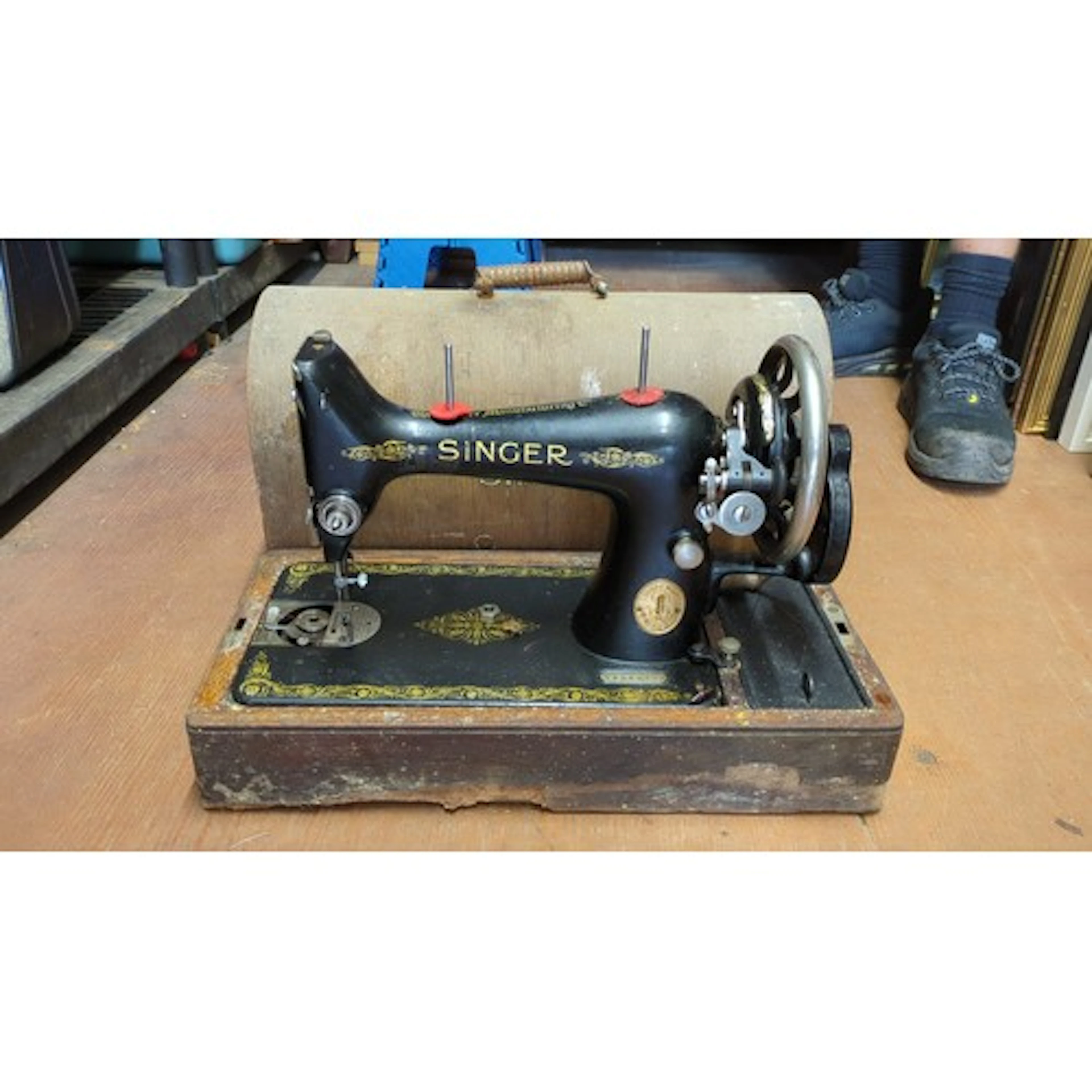 Singer Manufacturing Co. hand-crank sewing machine, black ja...