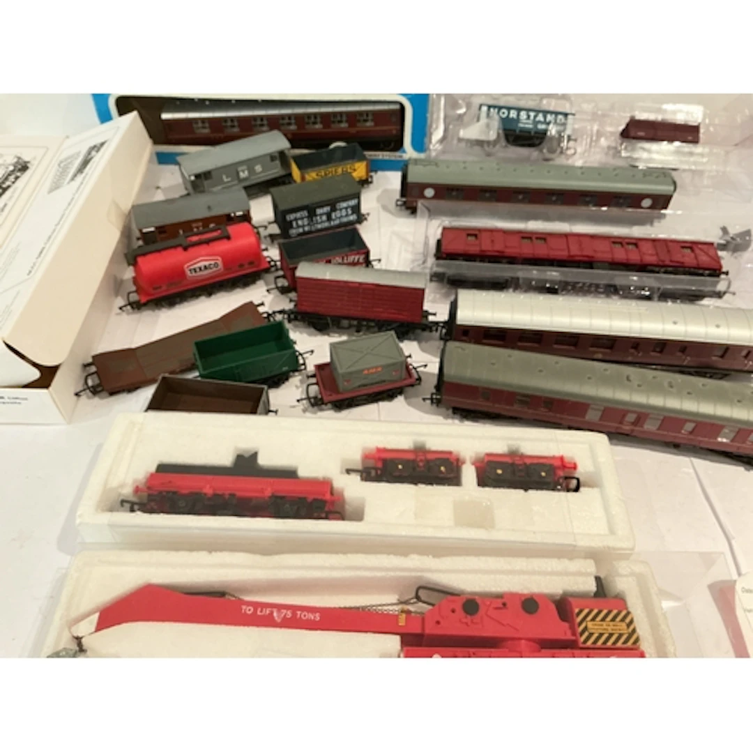 A Collection Of Loose 00 Gauge Coaches, Wagons And 2 Unbuilt...