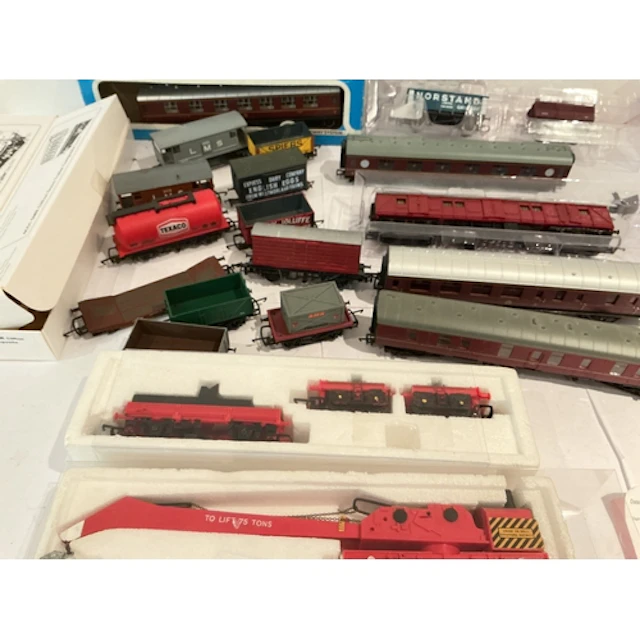 A Collection Of Loose 00 Gauge Coaches, Wagons And 2 Unbuilt...