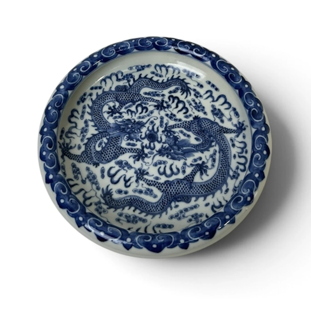 A CHINESE BLUE AND WHITE BOWL DEPICTING A DRAGON Six charact...