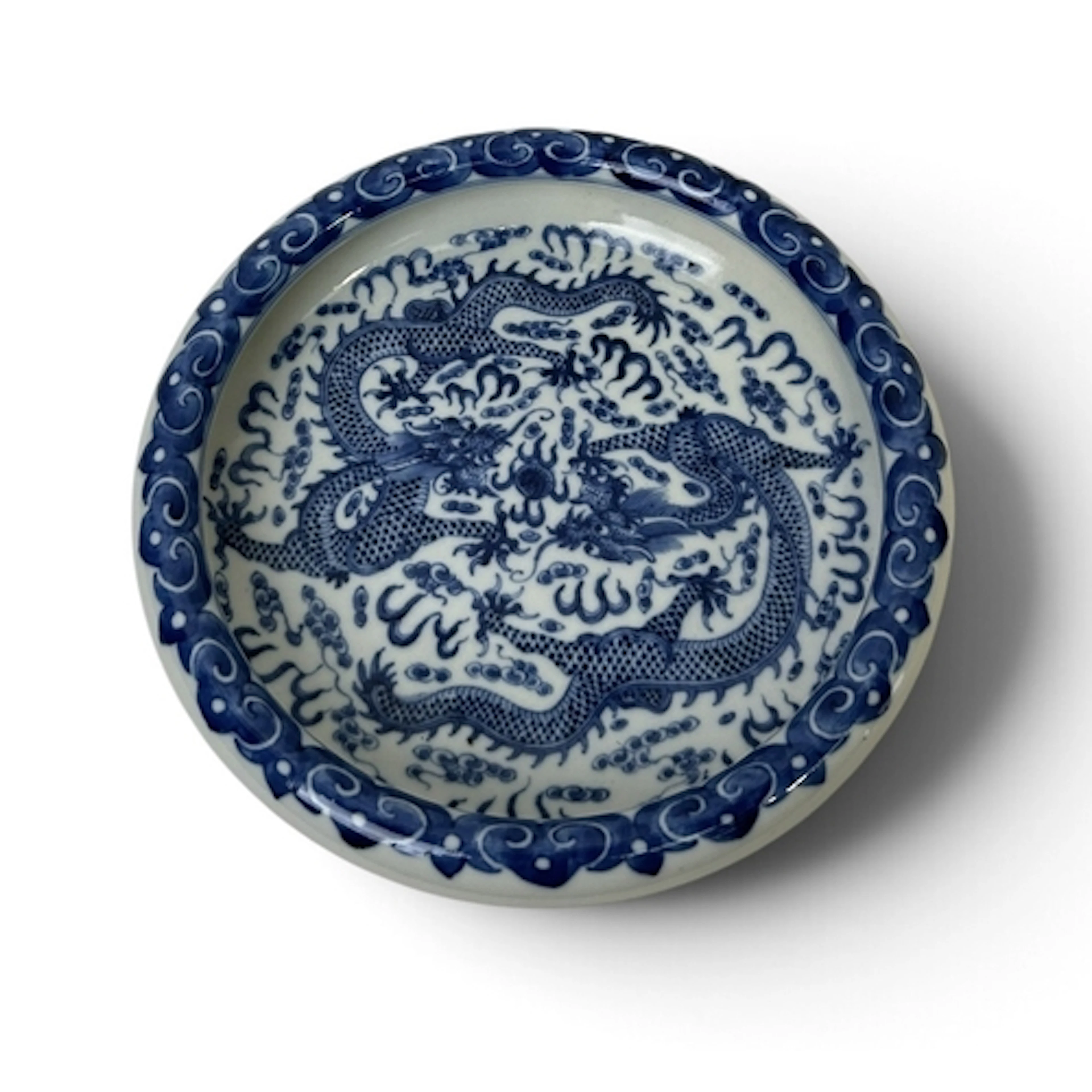 A CHINESE BLUE AND WHITE BOWL DEPICTING A DRAGON Six charact...