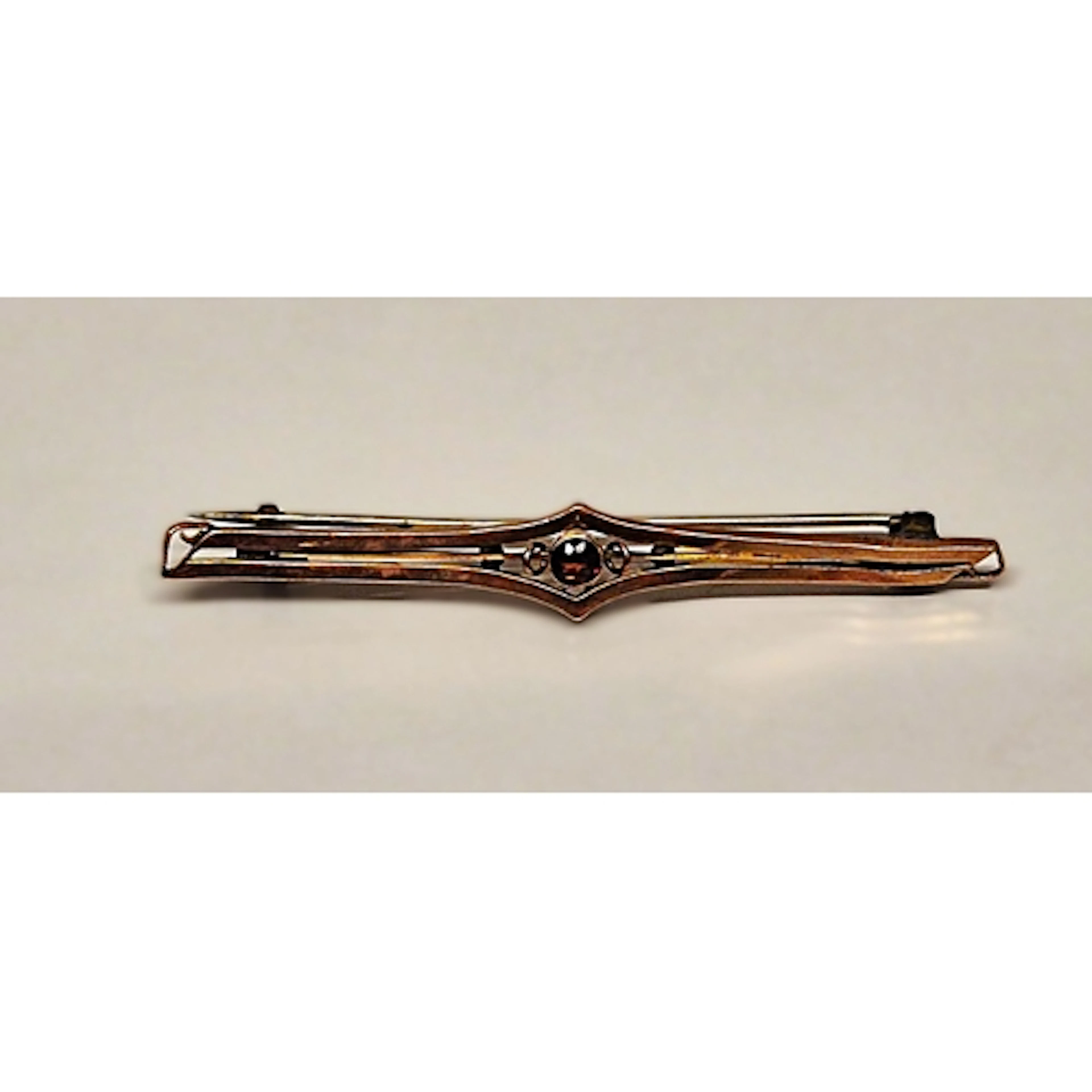 9ct gold and garnet openwork brooch, with metal pin and catc...