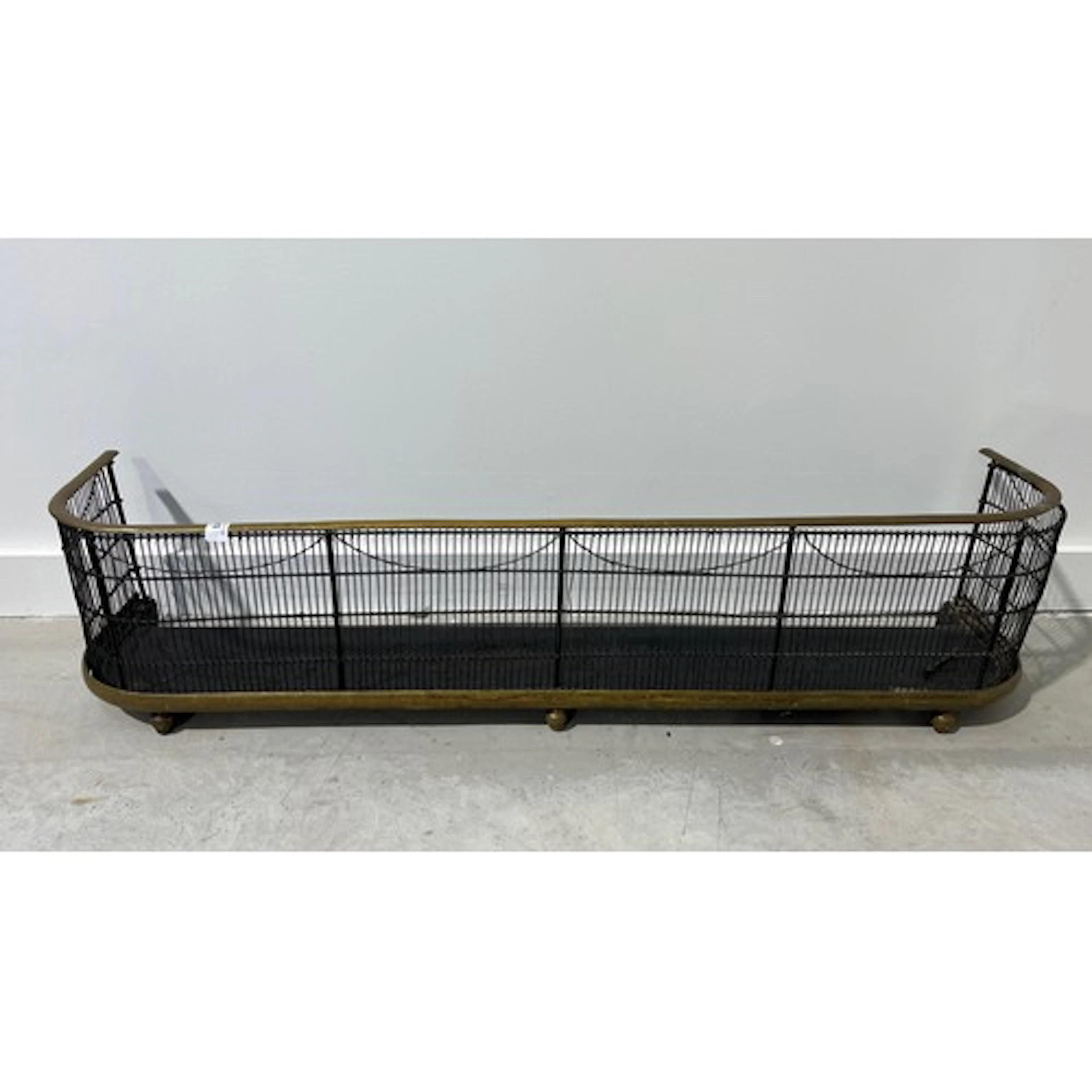 Brass fireguard, 110cm x 25cm x 22cm.