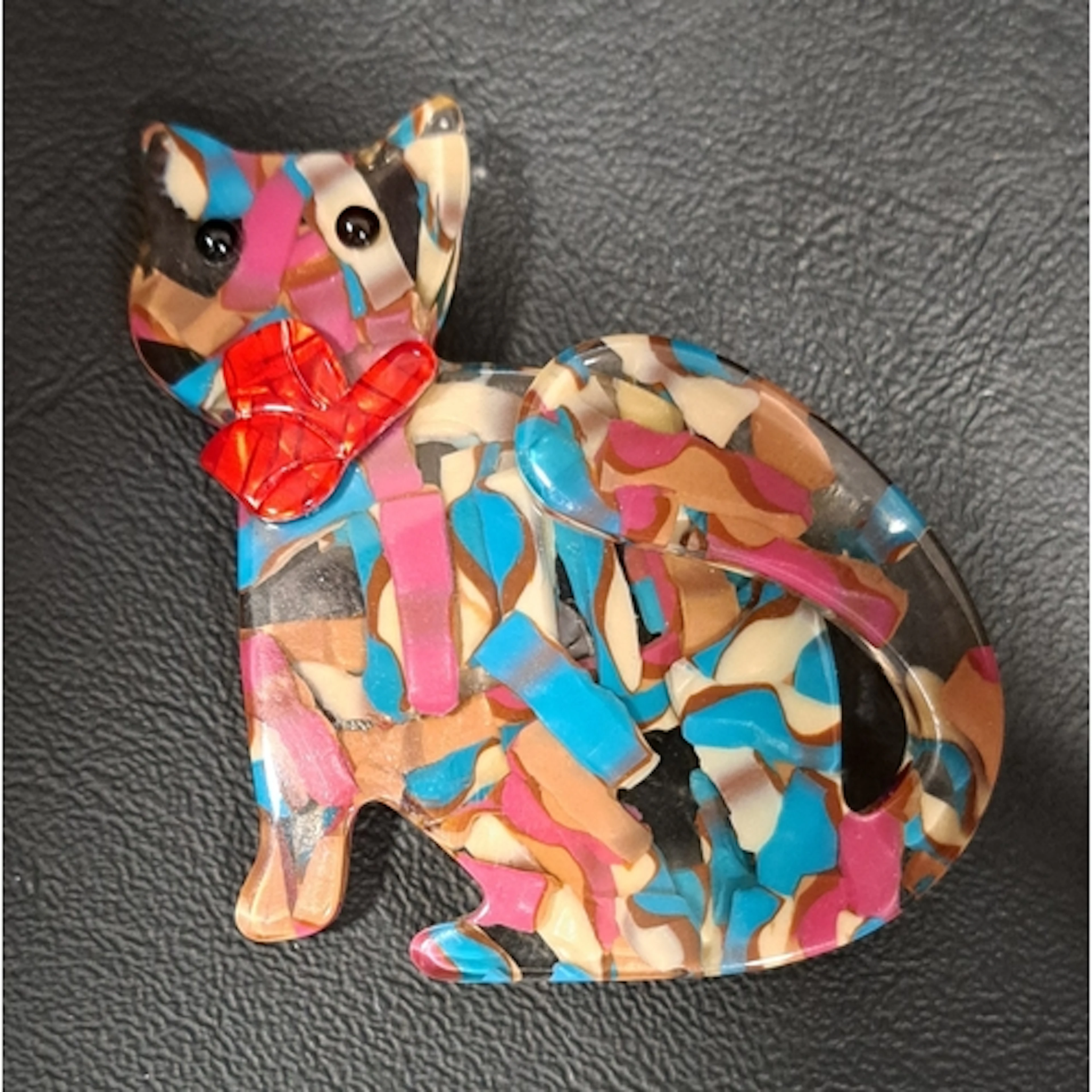 LEA STEIN WATCHING CAT BROOCH the body with irregular pink, ...
