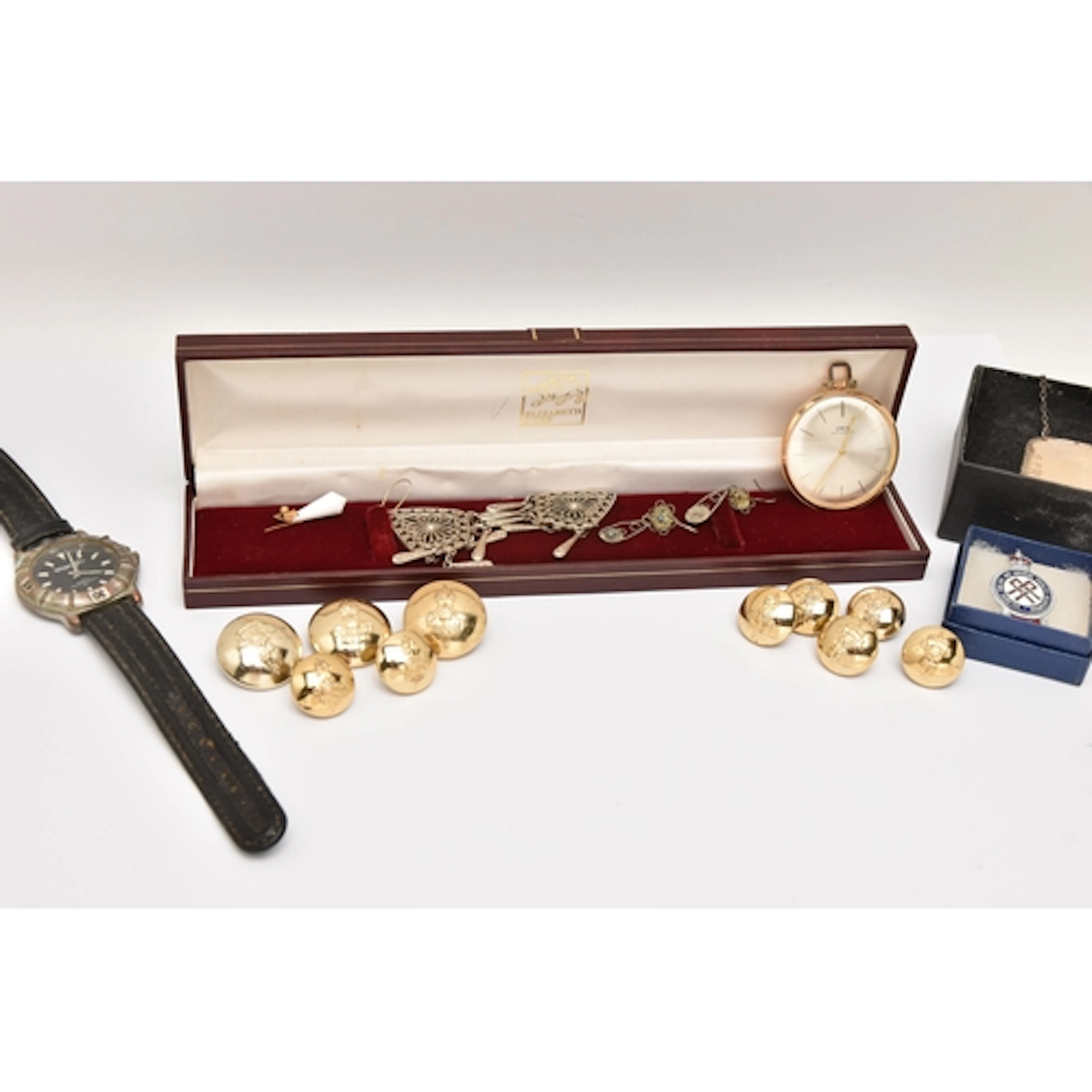 A SMALL ASSORTMENT OF ITEMS, to include a boxed silver decan...