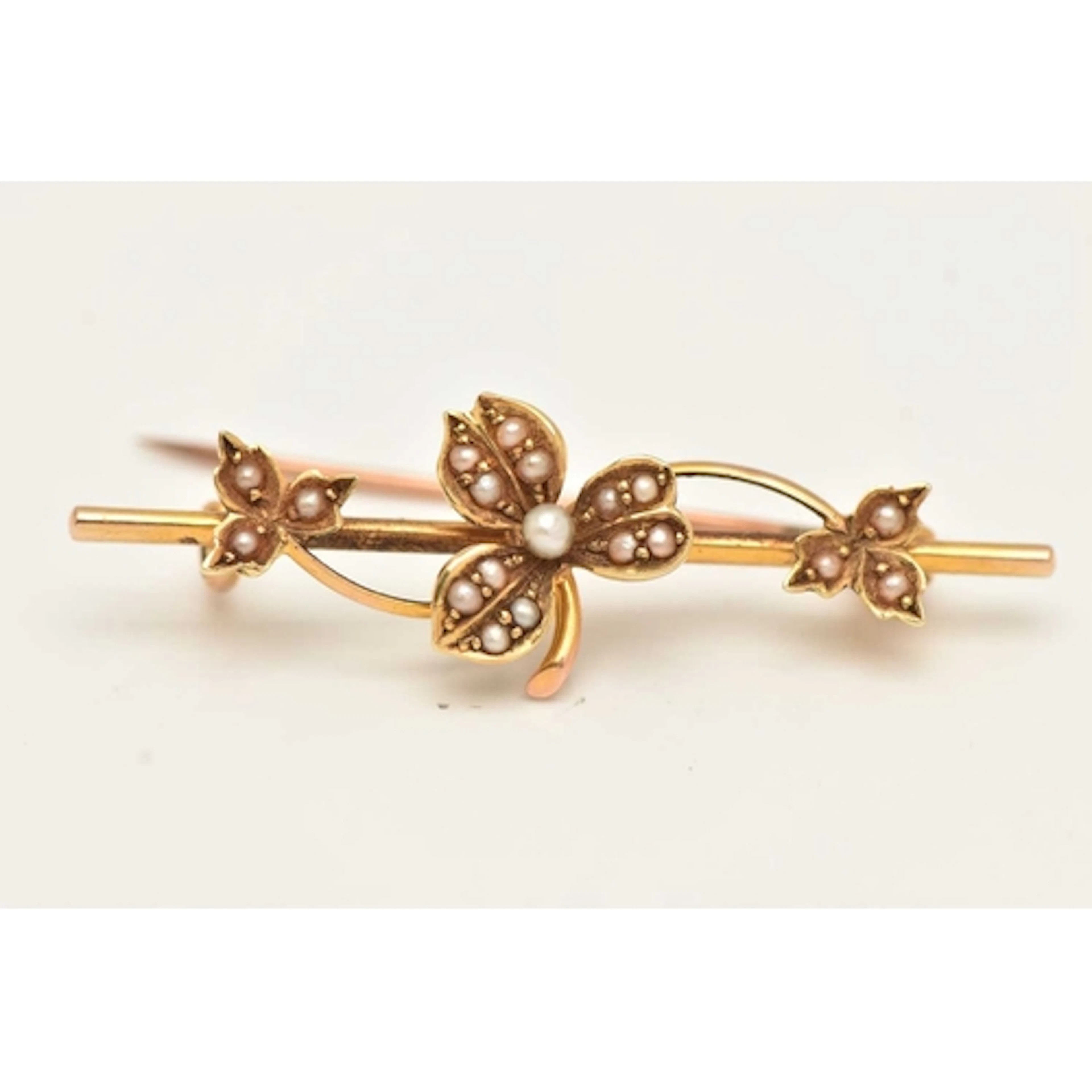 A CASED YELLOW METAL VICTORIAN BROOCH, floral design set wit...