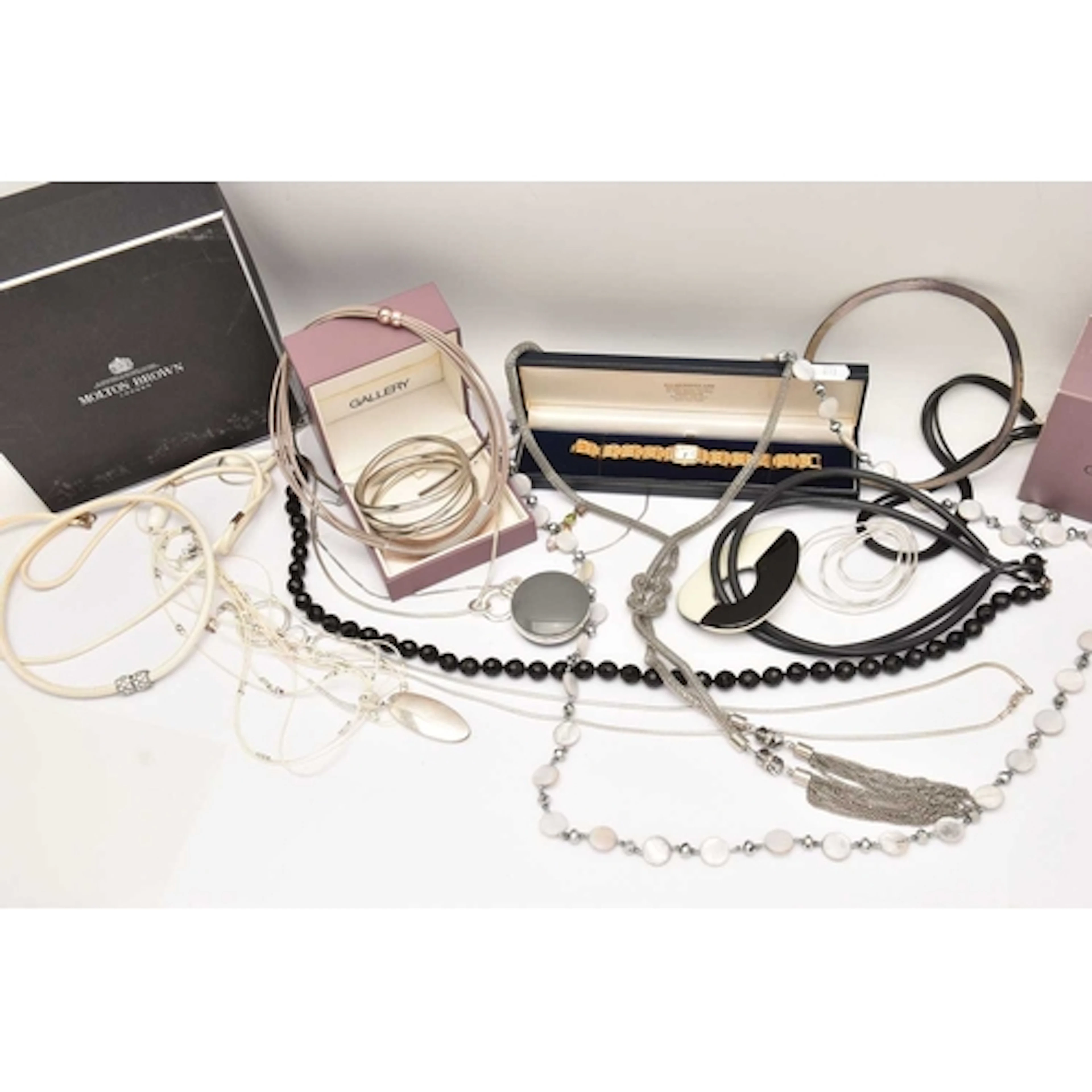 AN ASSORTMENT OF JEWELLERY, to include a white metal bangle ...