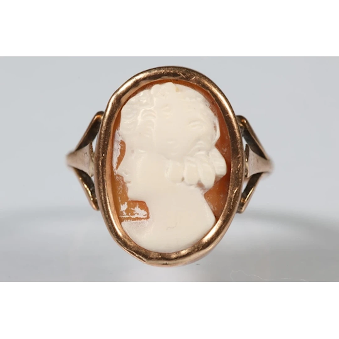 9ct gold cameo ring, size L, 3g gross.