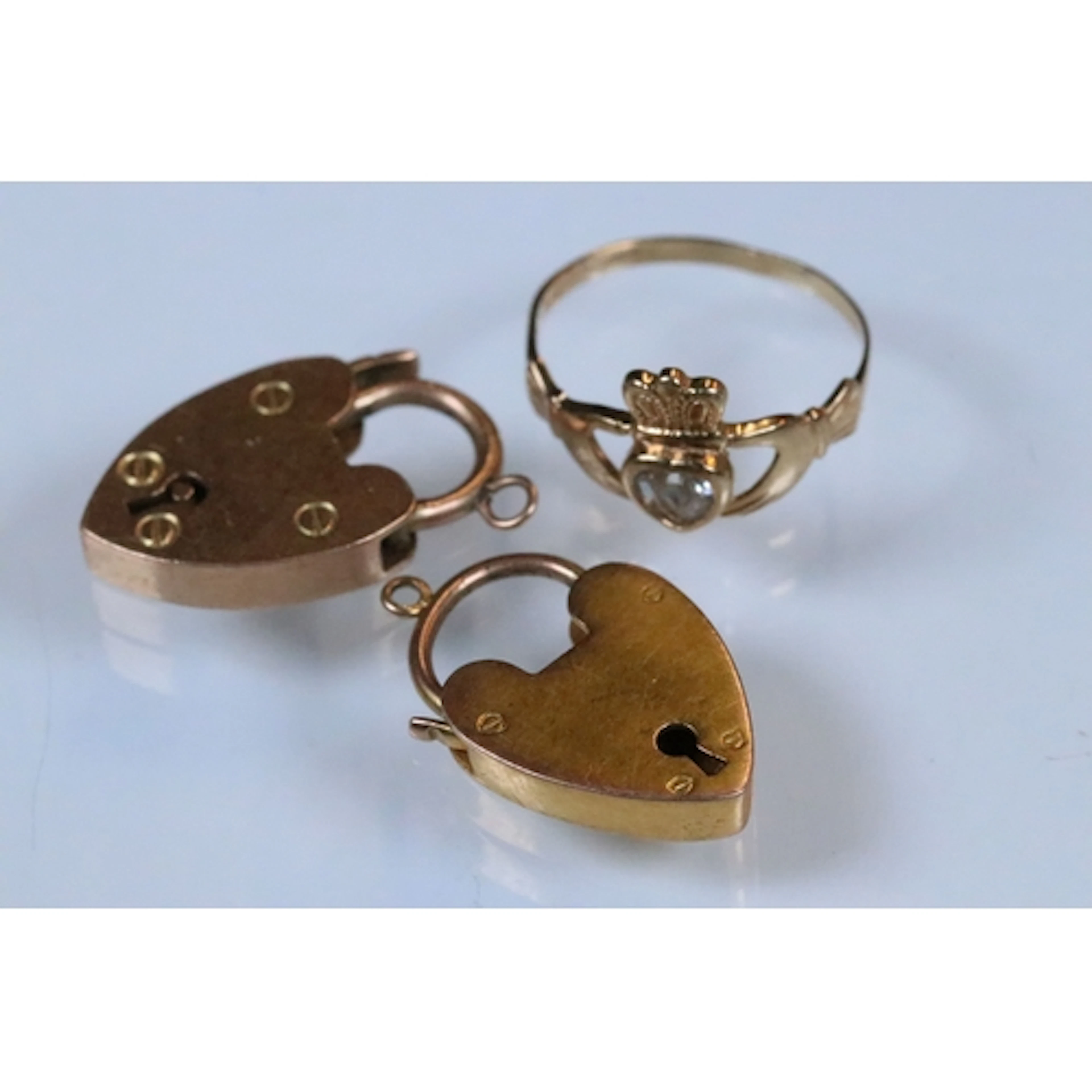 Group of 9ct gold to include two heart padlock clasps (both ...