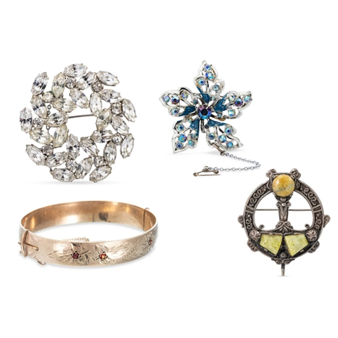 A COLLECTION OF THREE VINTAGE COSTUME JEWELLERY BROOCHES, an...