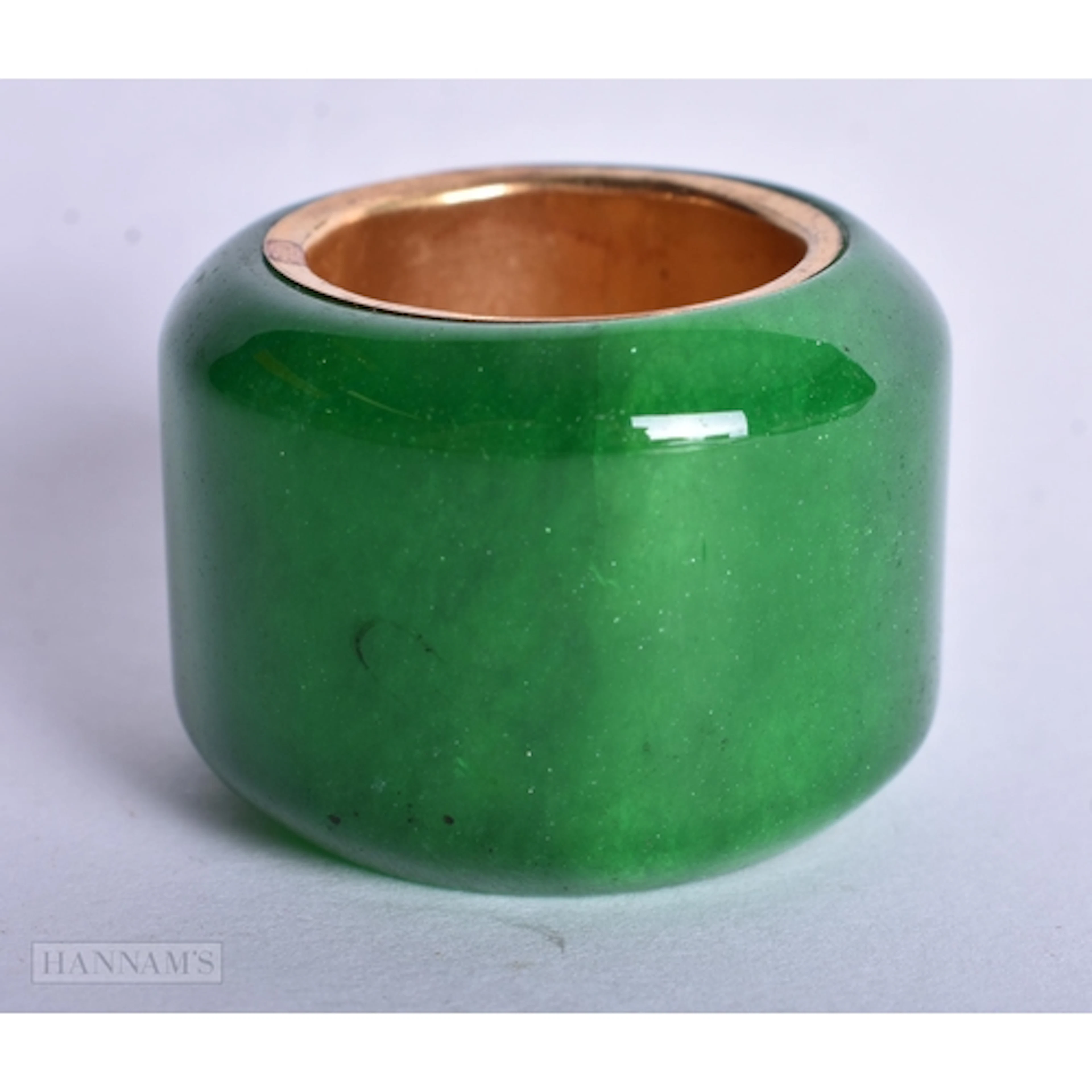A JADE GOLD LINED ARCHERS RING. size z 43.3 grams