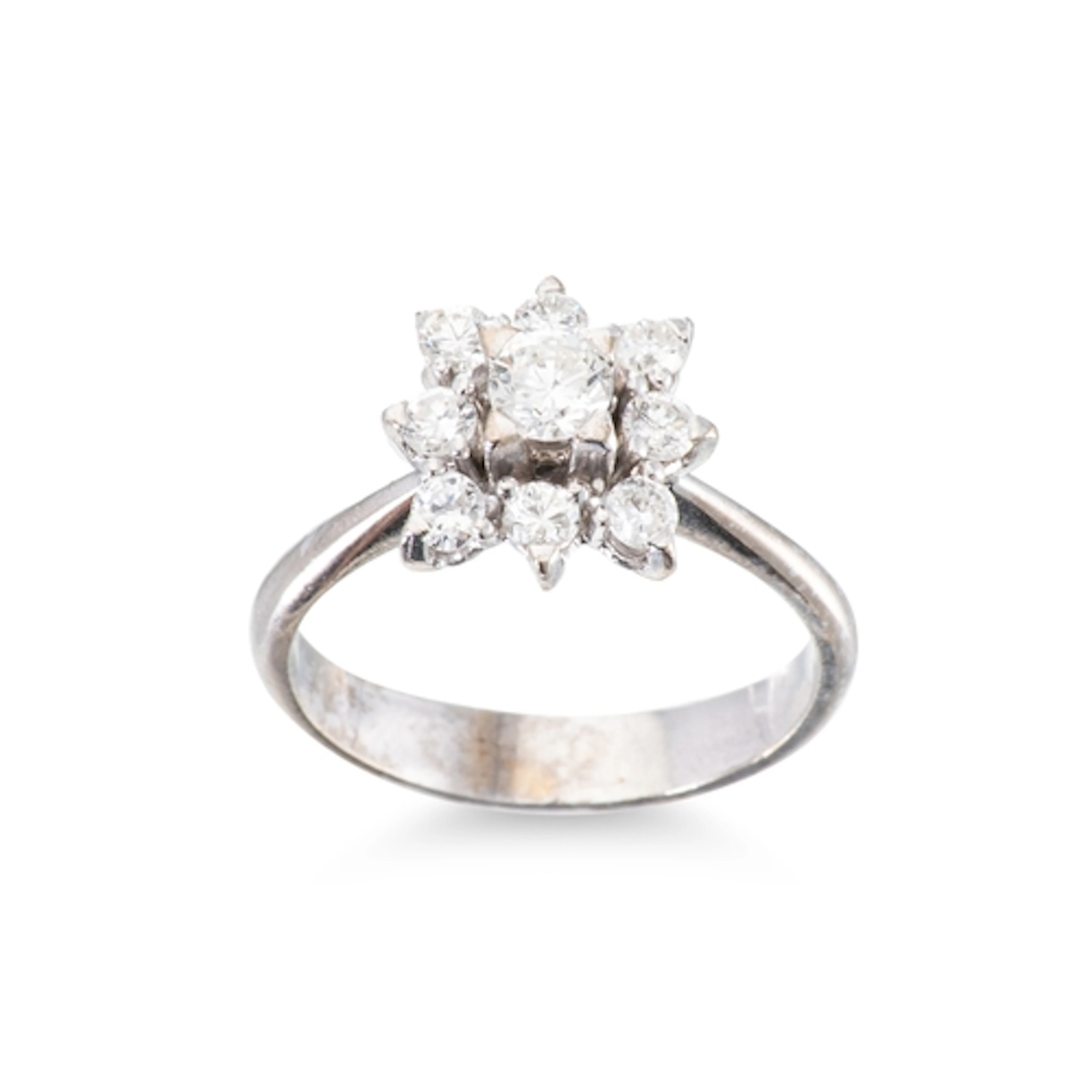 A DIAMOND CLUSTER RING, the brilliant cut diamonds mounted i...