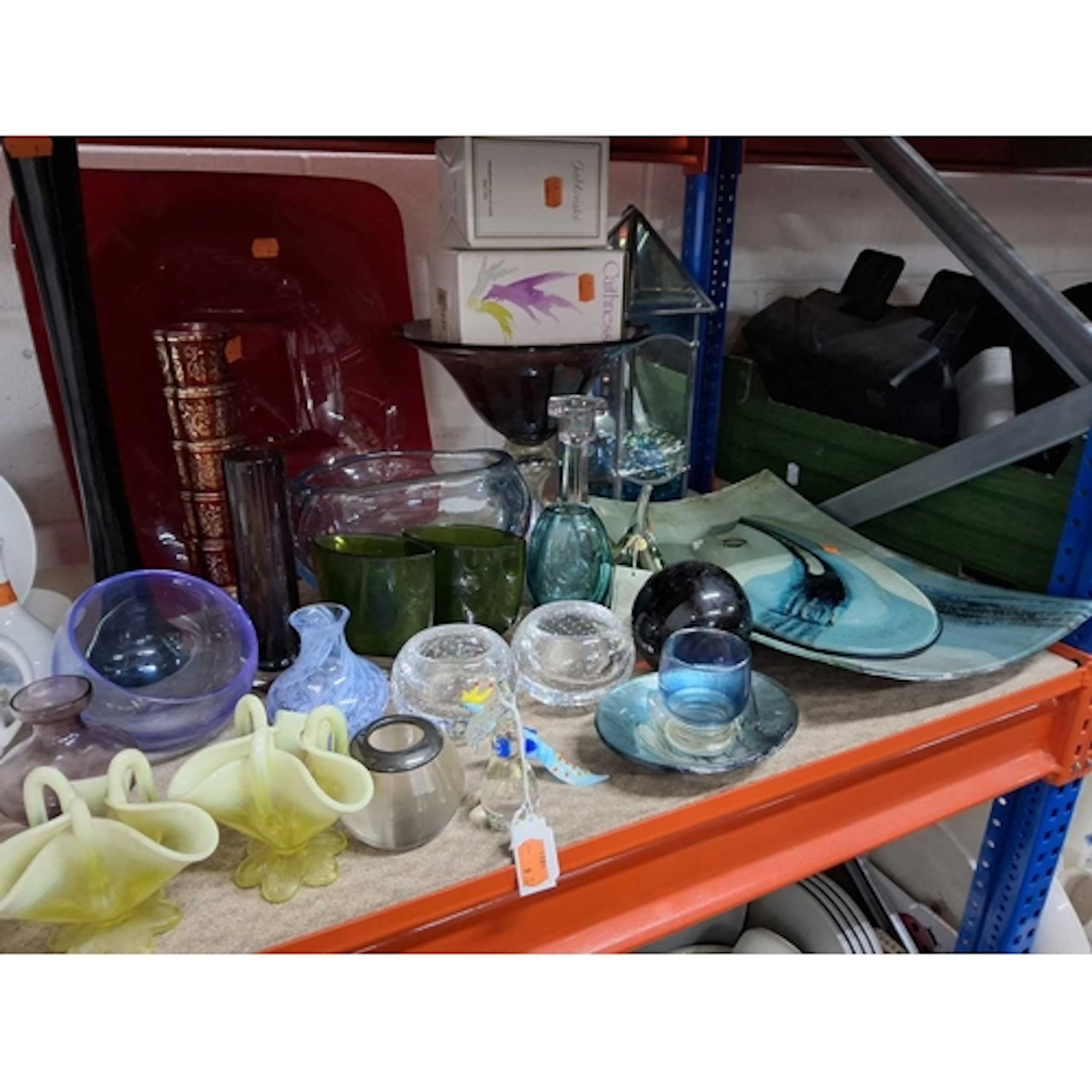 A GROUP OF VINTAGE DECORATIVE GLASS to include a pair of ura...