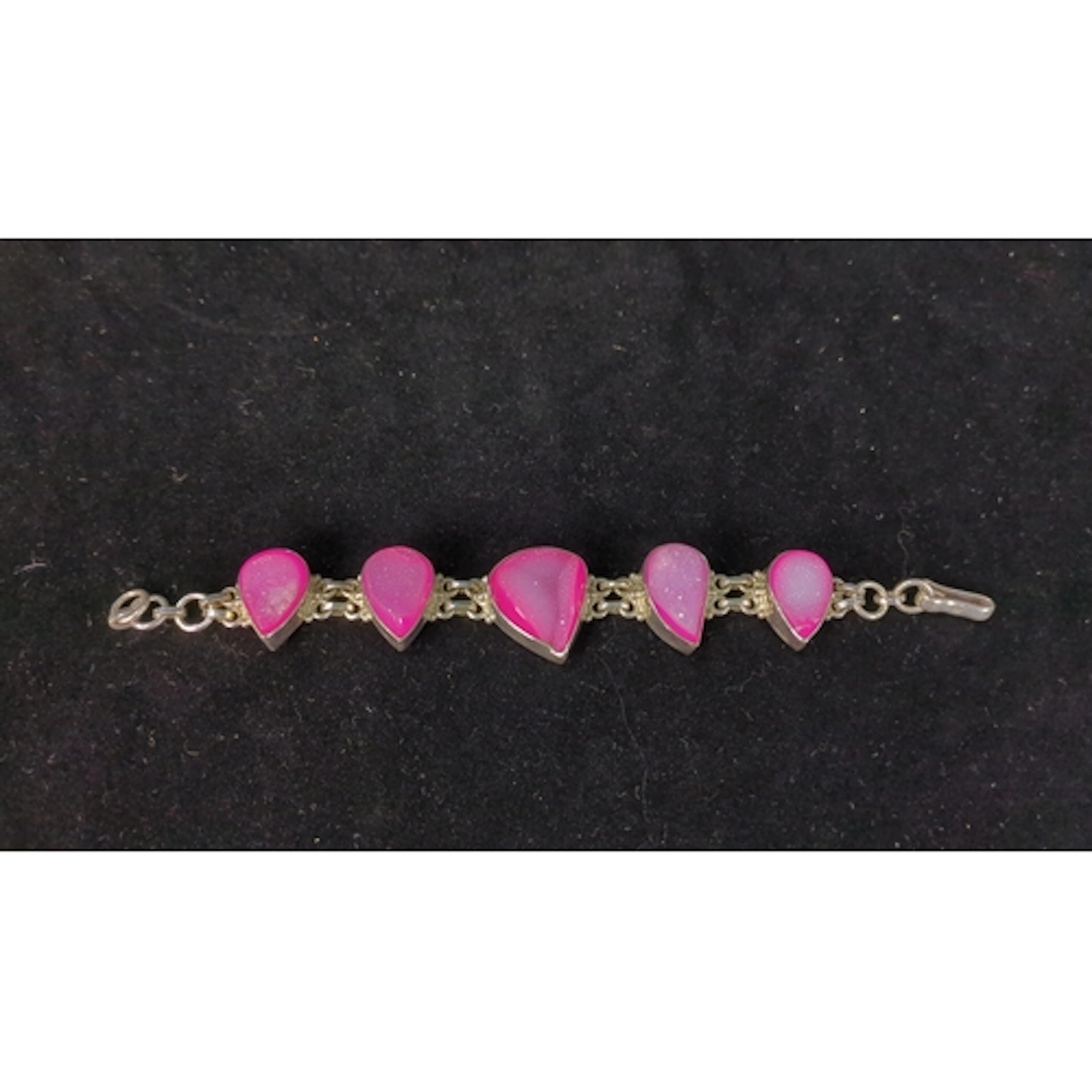 Silver bracelet set with five pink, teardrop-shaped druzy-st...