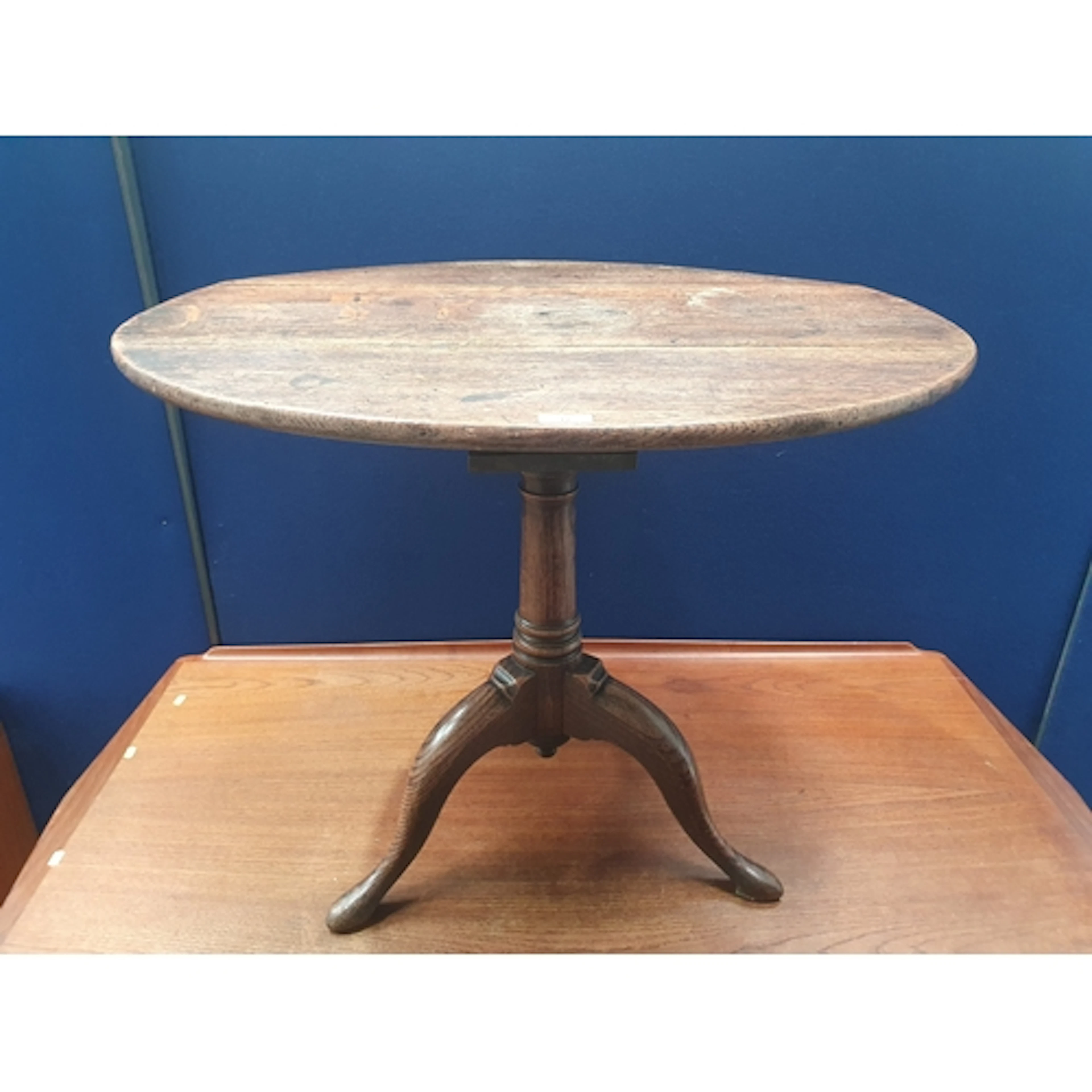 An 18th century oak Pillar Table with circular top on bird c...
