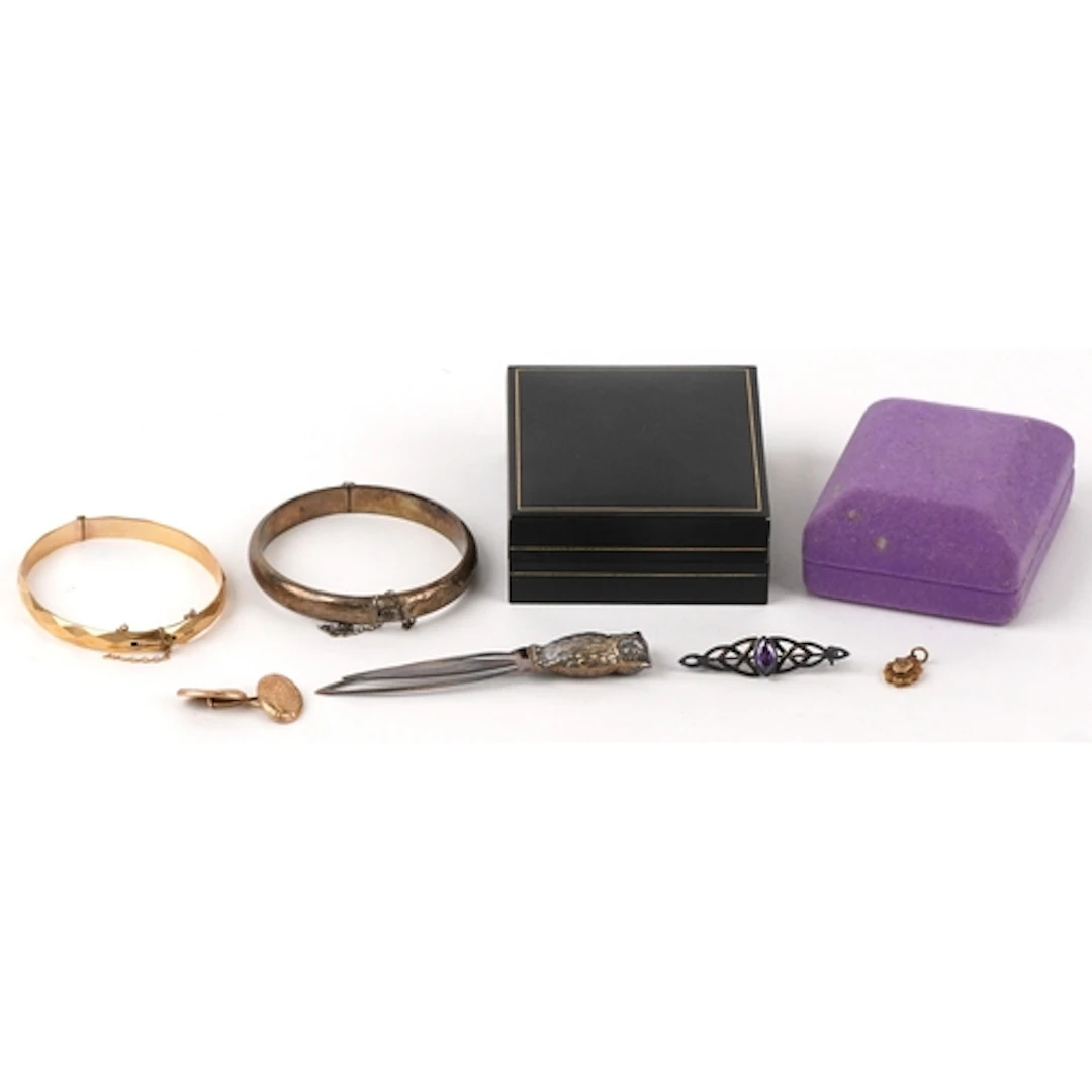 Antique and later jewellery including a 9ct gold cufflink, 9...