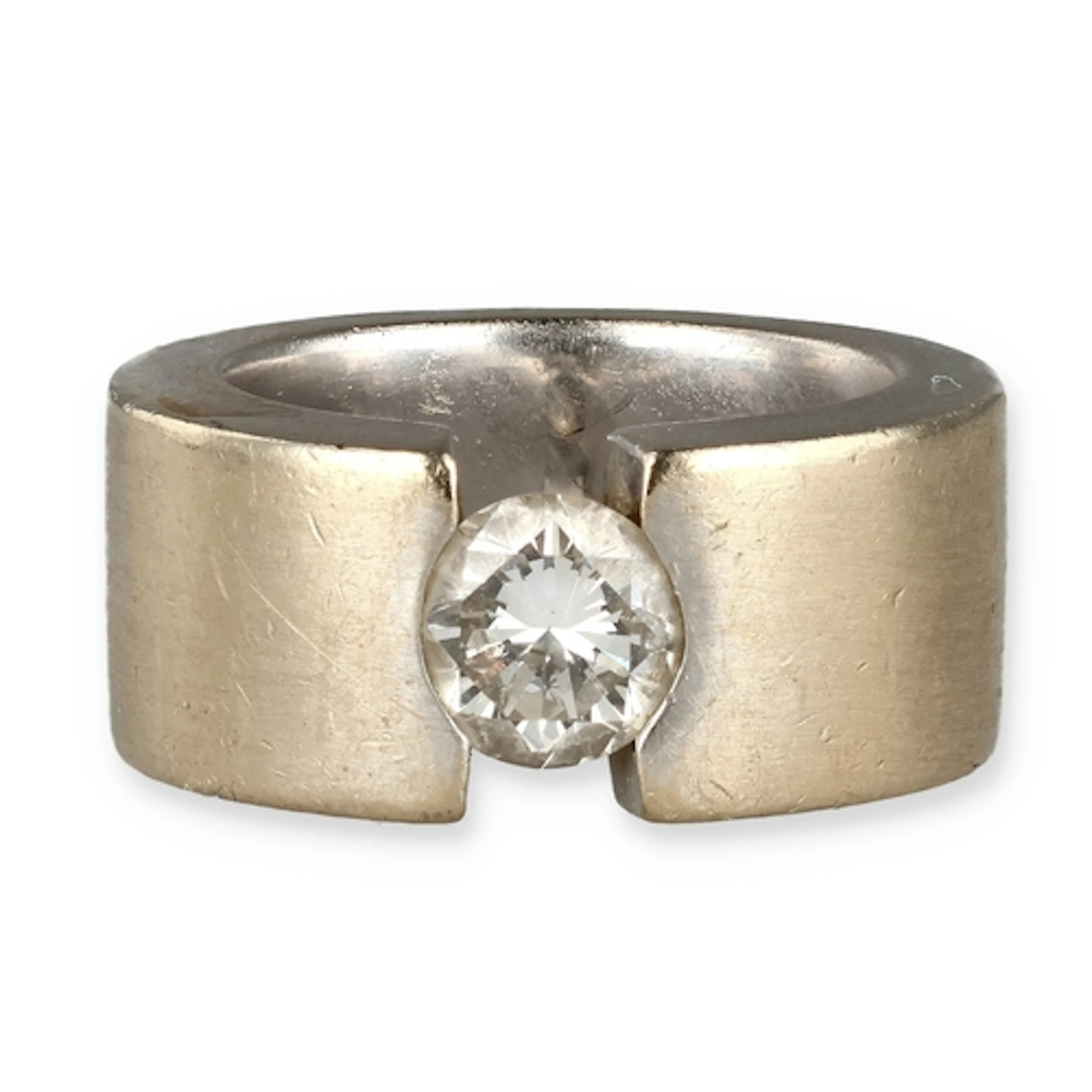 AN 18CT WHITE GOLD RING SET WITH A SINGLE DIAMOND The circul...