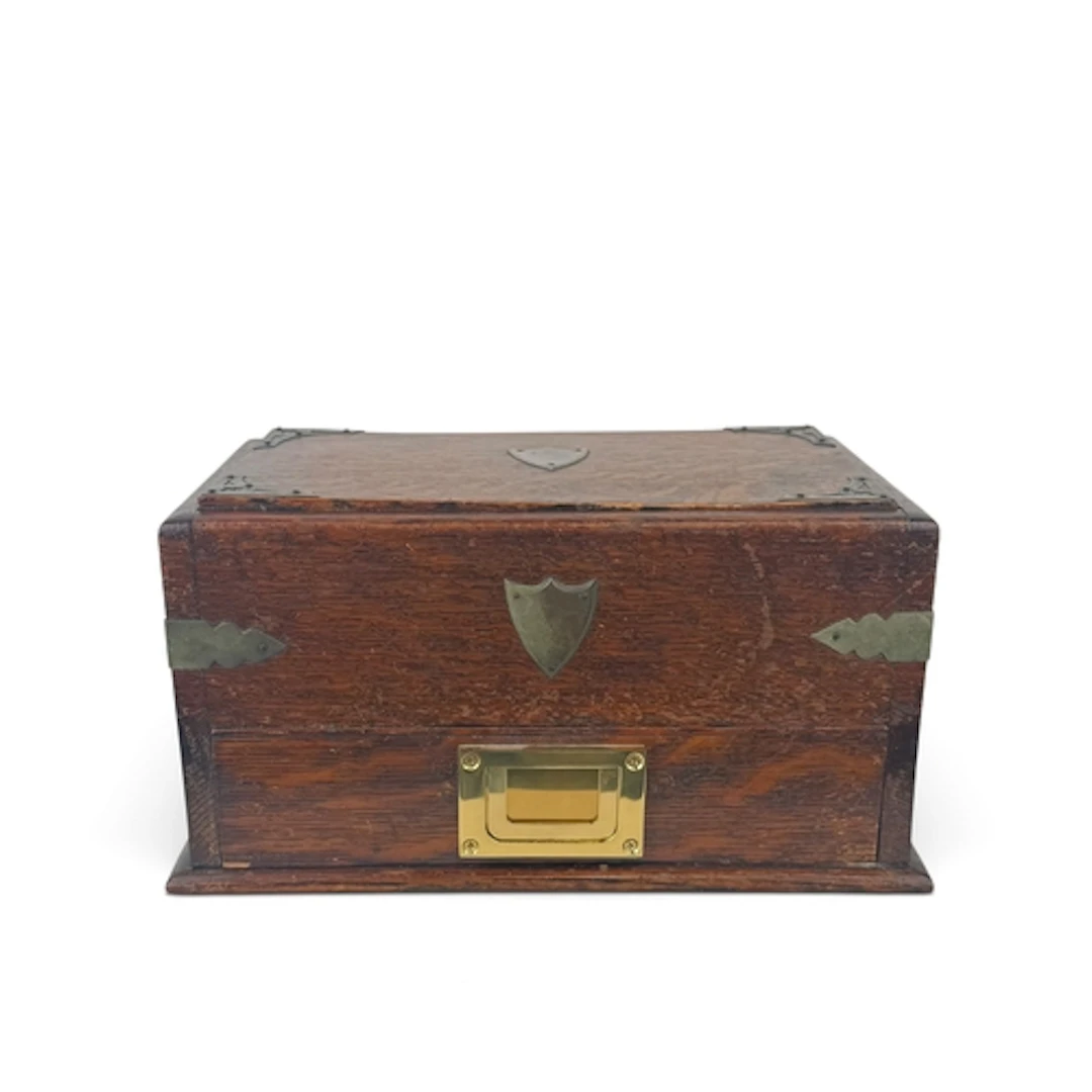 A VICTORIAN OAK AND BRASS MOUNTED SMOKERS BOX