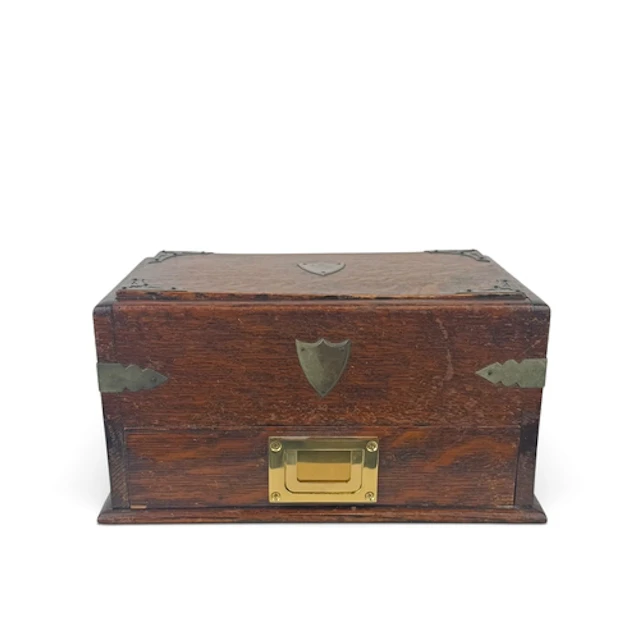 A VICTORIAN OAK AND BRASS MOUNTED SMOKERS BOX