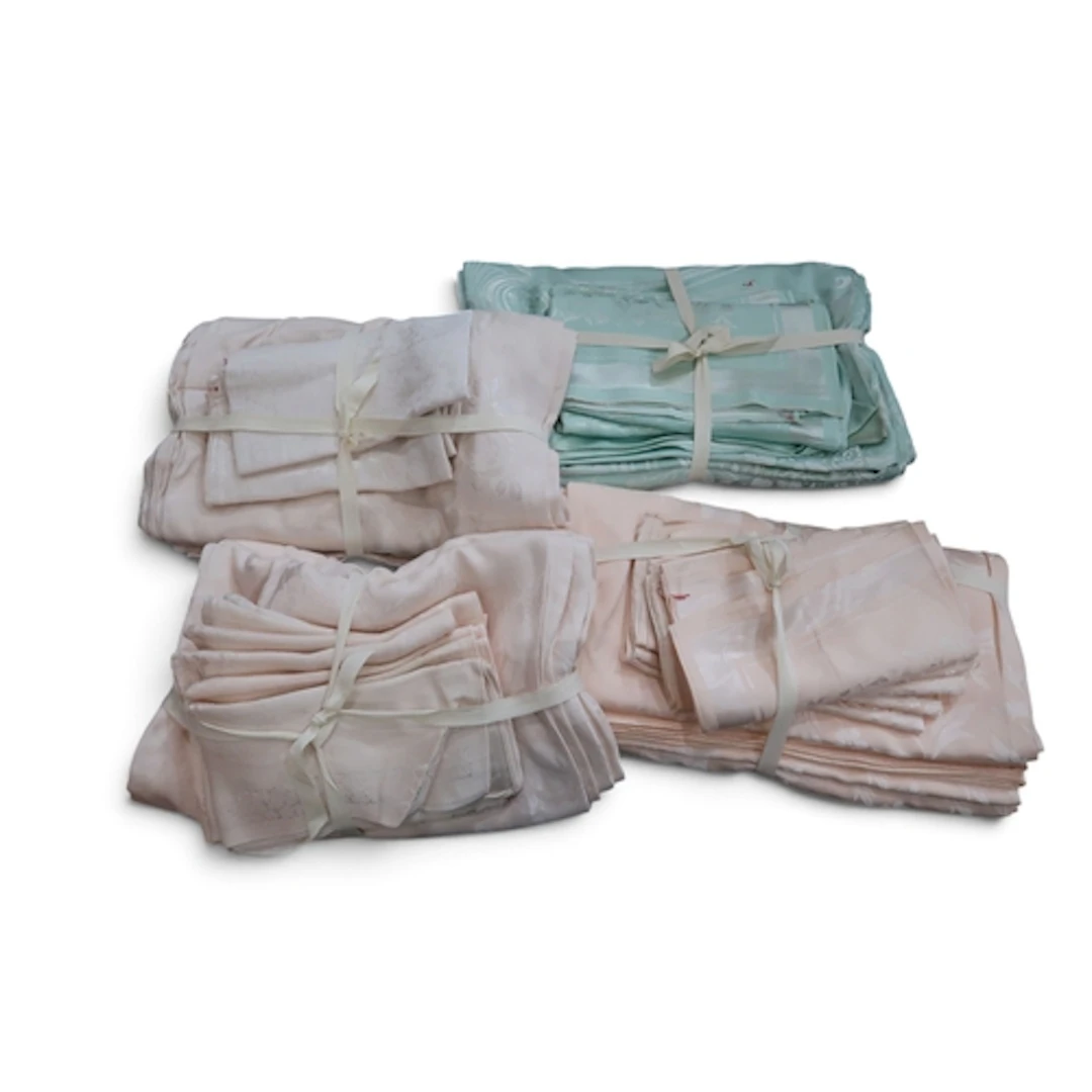 A quantity of damask table linen