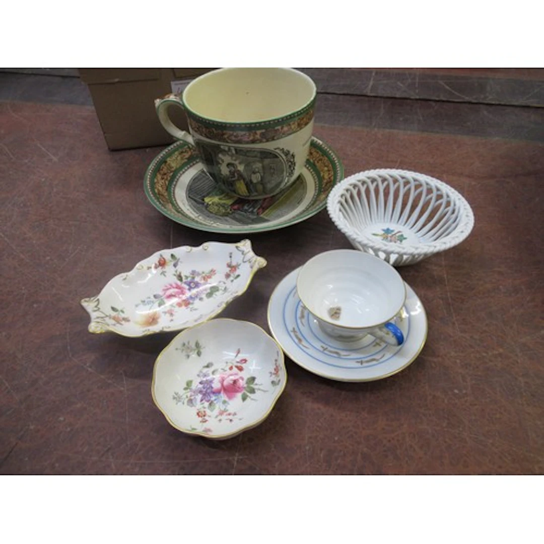 Small quantity of miscellaneous pottery and porcelain, inclu...