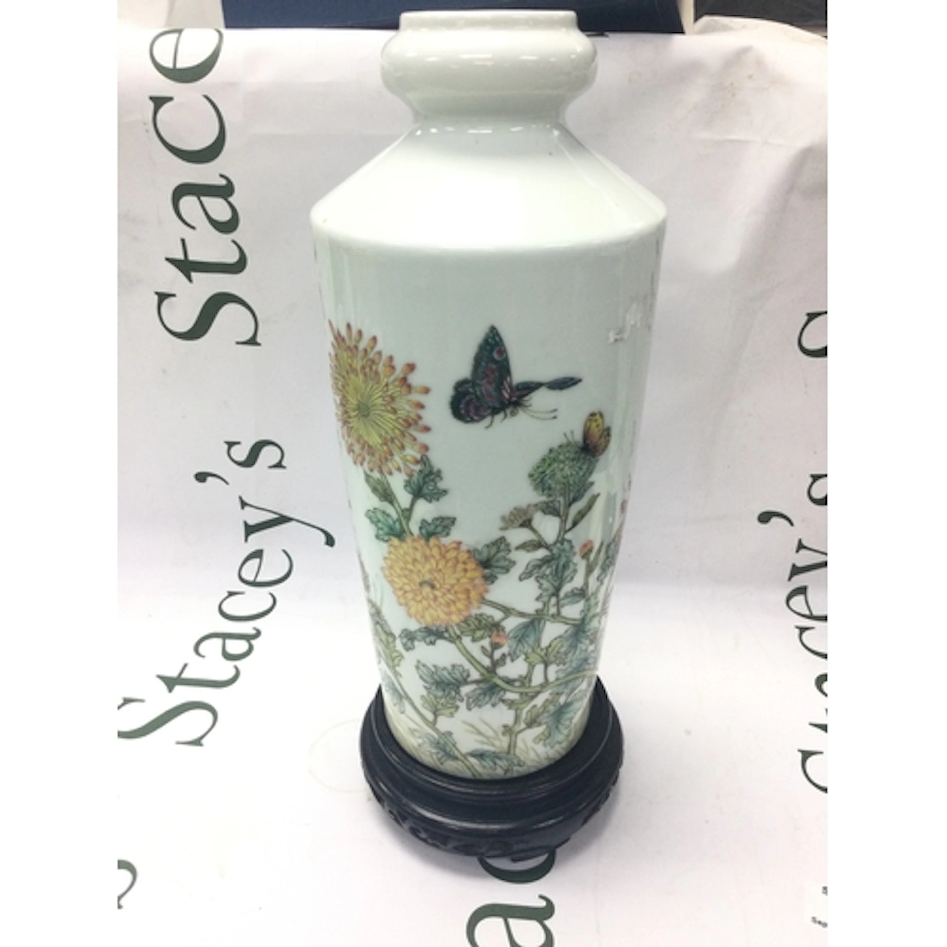 A Chinese porcelain vase decorated in polychrome enamels wit...